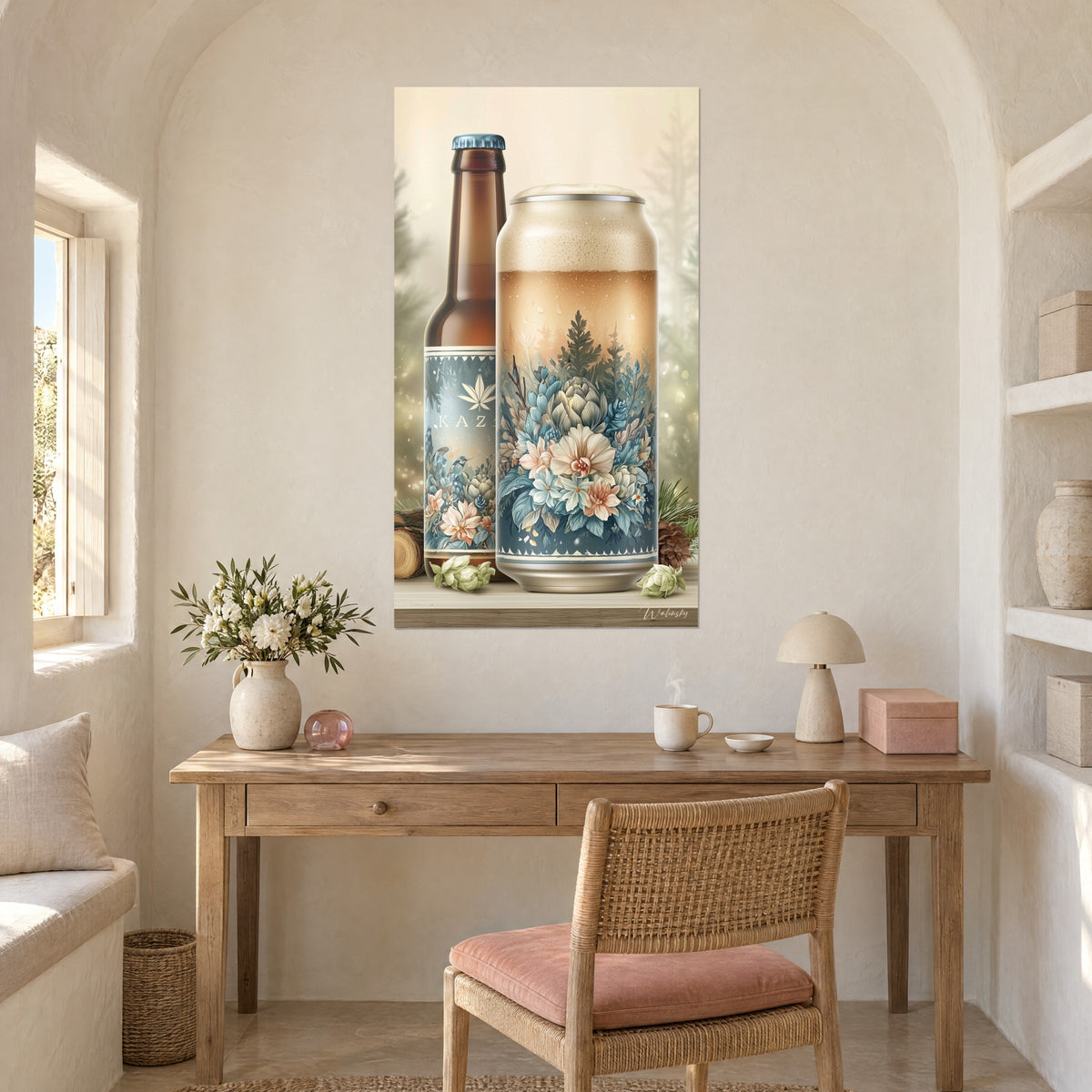 Cuadro de lata plateada con espuma blanca, estampado floral azul petróleo y rosa pálido, botella ámbar, escritorio de madera clara, casa mediterránea