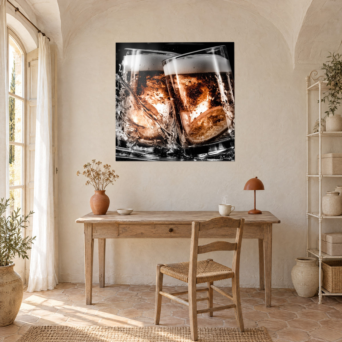Quadro due pinte che si urtano, schiuma cremosa, spruzzi d'acqua trasparenti, ambra e nero, sopra una scrivania in legno chiaro