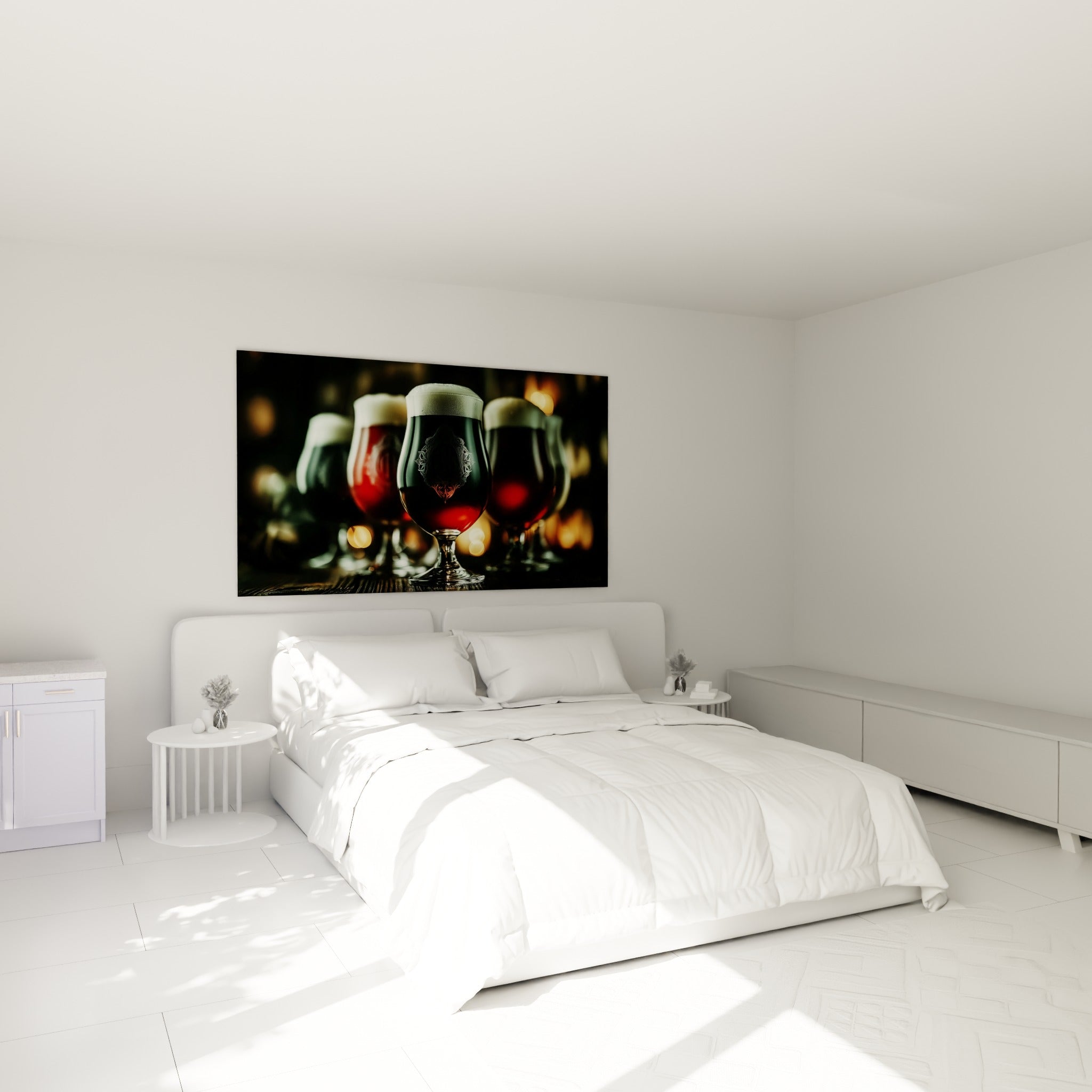 Bière rubis et mousse crémeuse dans des verres alignés, au-dessus d'un lit dans une chambre claire