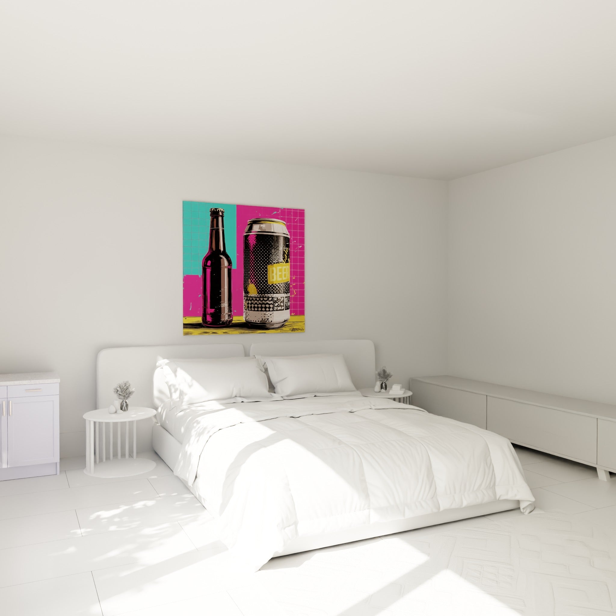 Canette bière jaune et noire dans composition fuchsia au-dessus d'un lit dans une chambre claire