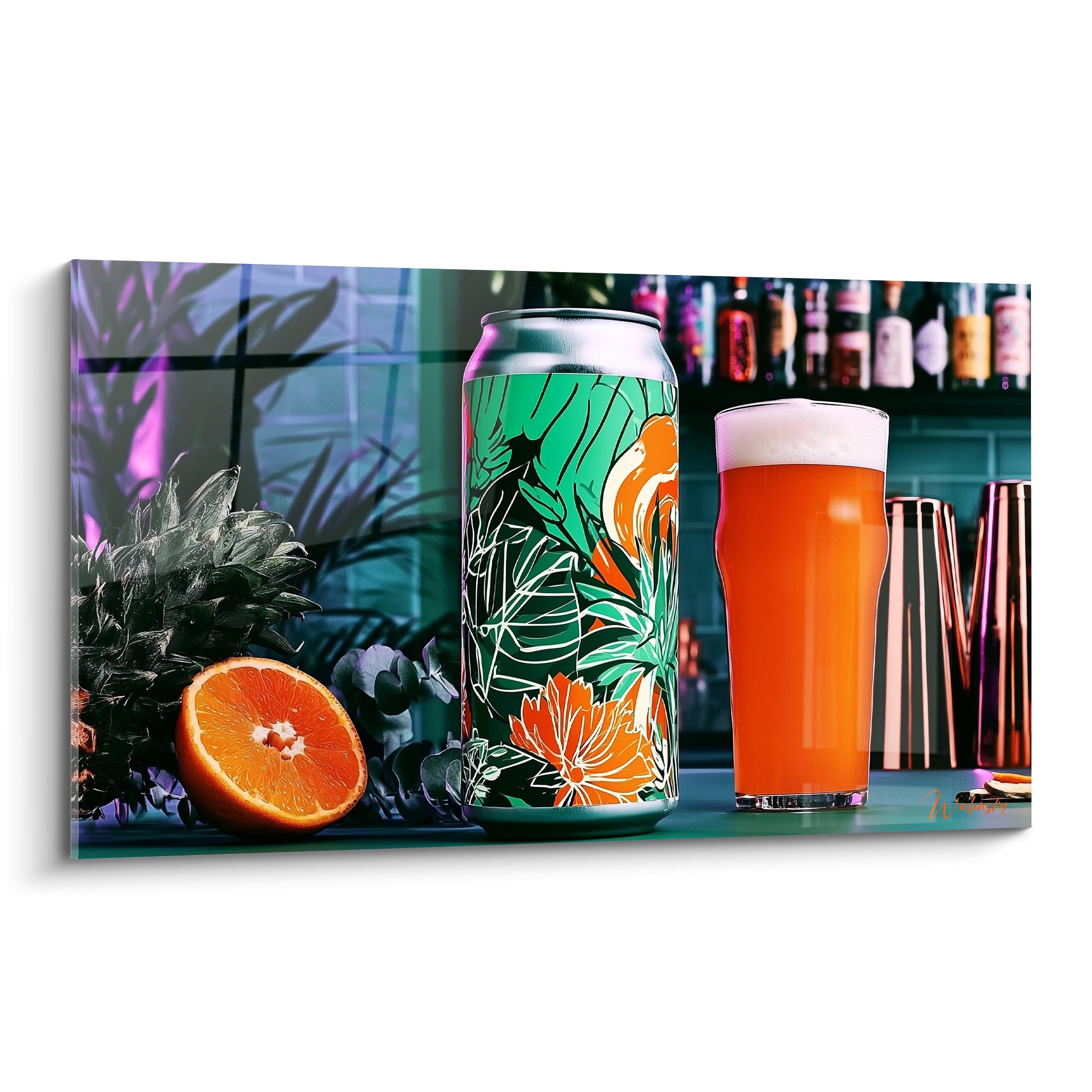 Canette bière verte à motifs floraux orange, près d'un verre mousseux et d'une orange coupée