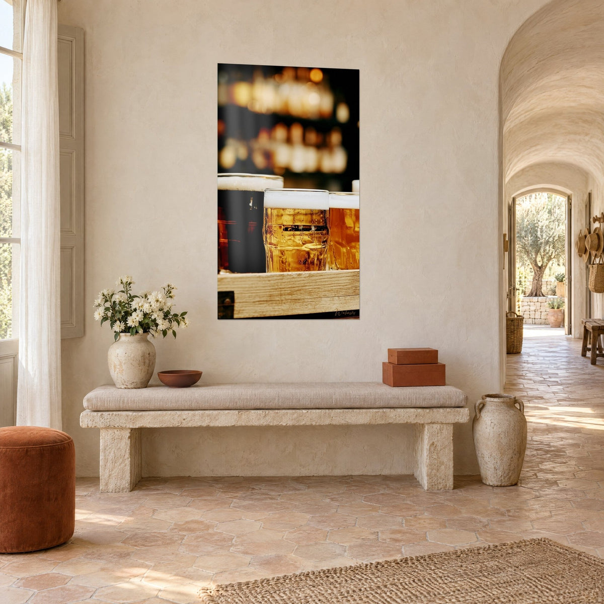 Tableau plateau en bois clair portant bières ambrées et mousse crémeuse, fond noir piqué de bokeh orangé, dans un couloir voûté en pierre