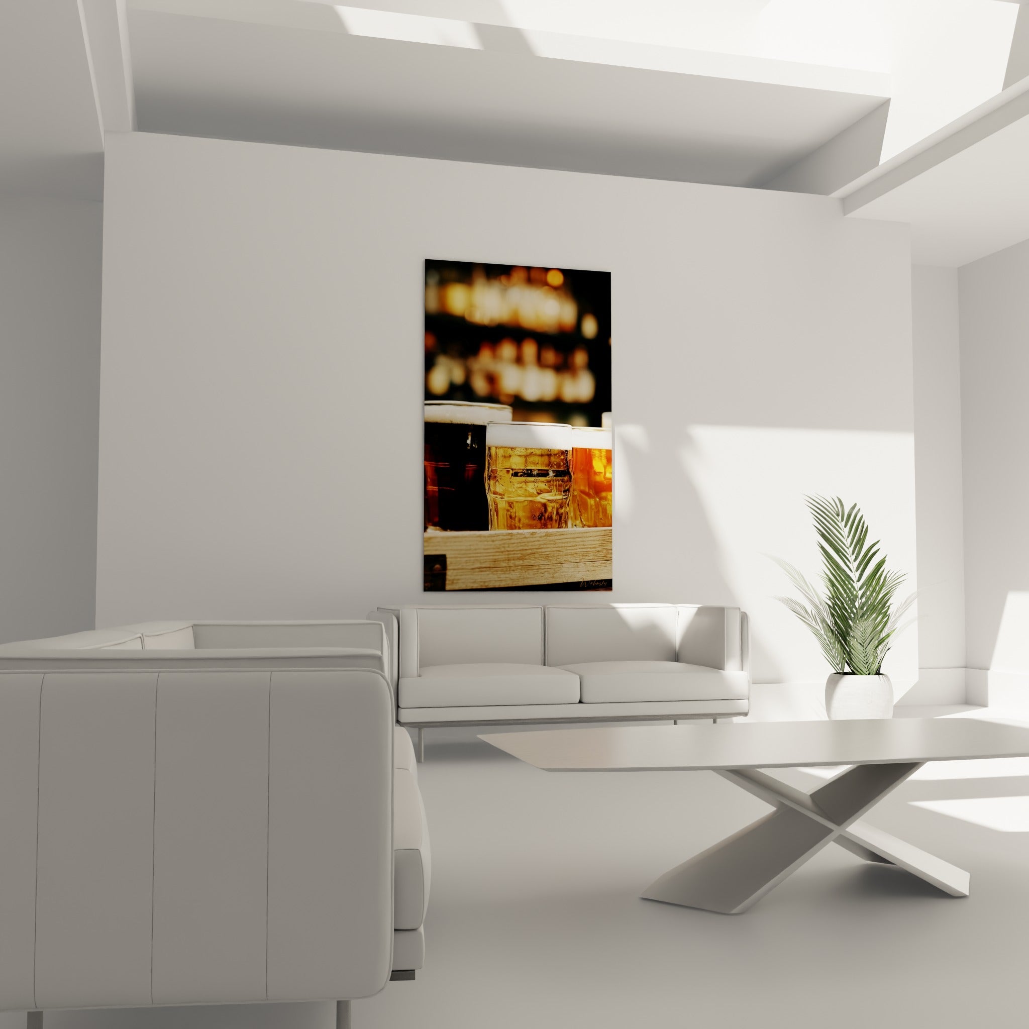 Verres ambrés de bière fraîche au-dessus d'un canapé dans un salon lumineux, mousse blanche