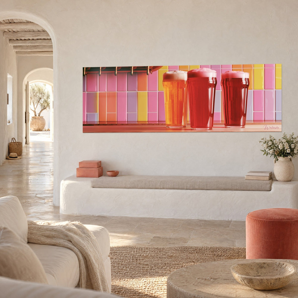 Quadro boccale di birra dorata e due bicchieri di ciliegia su un bancone di legno, parete di piastrelle rosa e arancioni, vista di tre quarti, casa mediterranea
