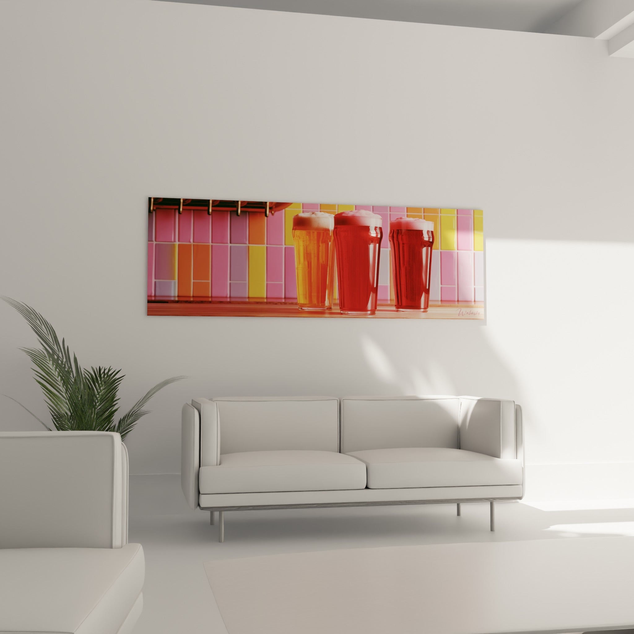 Verres de bière dorée et rouge intense sur fond de carreaux roses au-dessus d'un canapé dans un salon lumineux