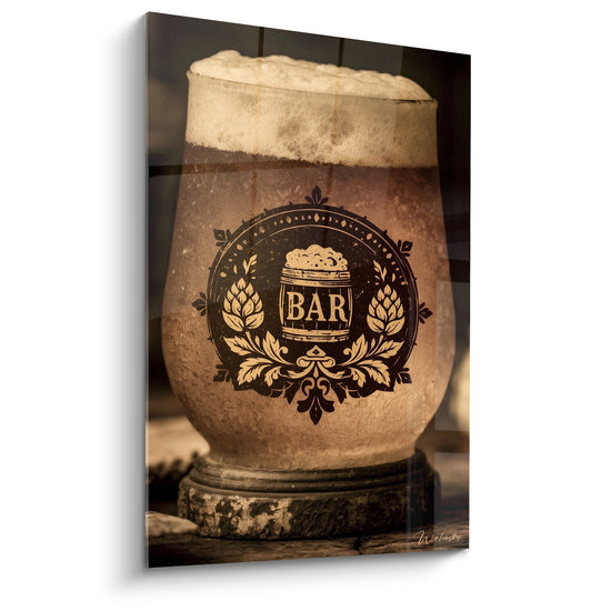 Chope de bière ambrée à la mousse débordante, blason doré et fond anthracite texturé