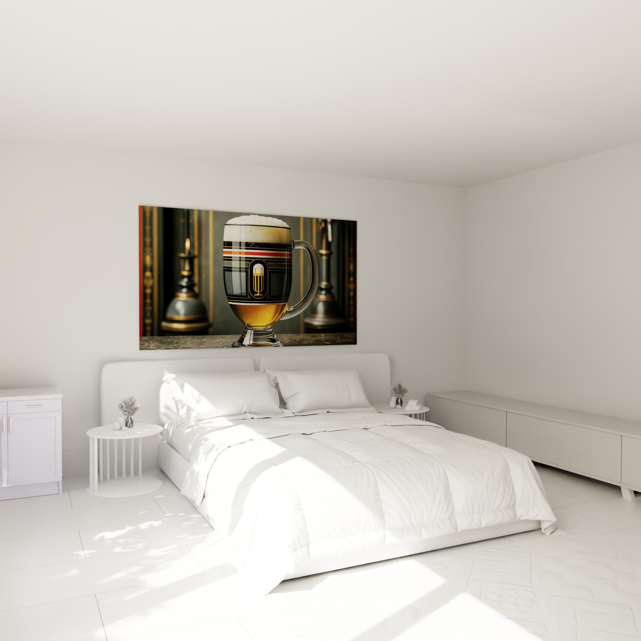 Mousse blanche débordant d'une chope ambrée et noire, au-dessus d'un lit dans une chambre claire