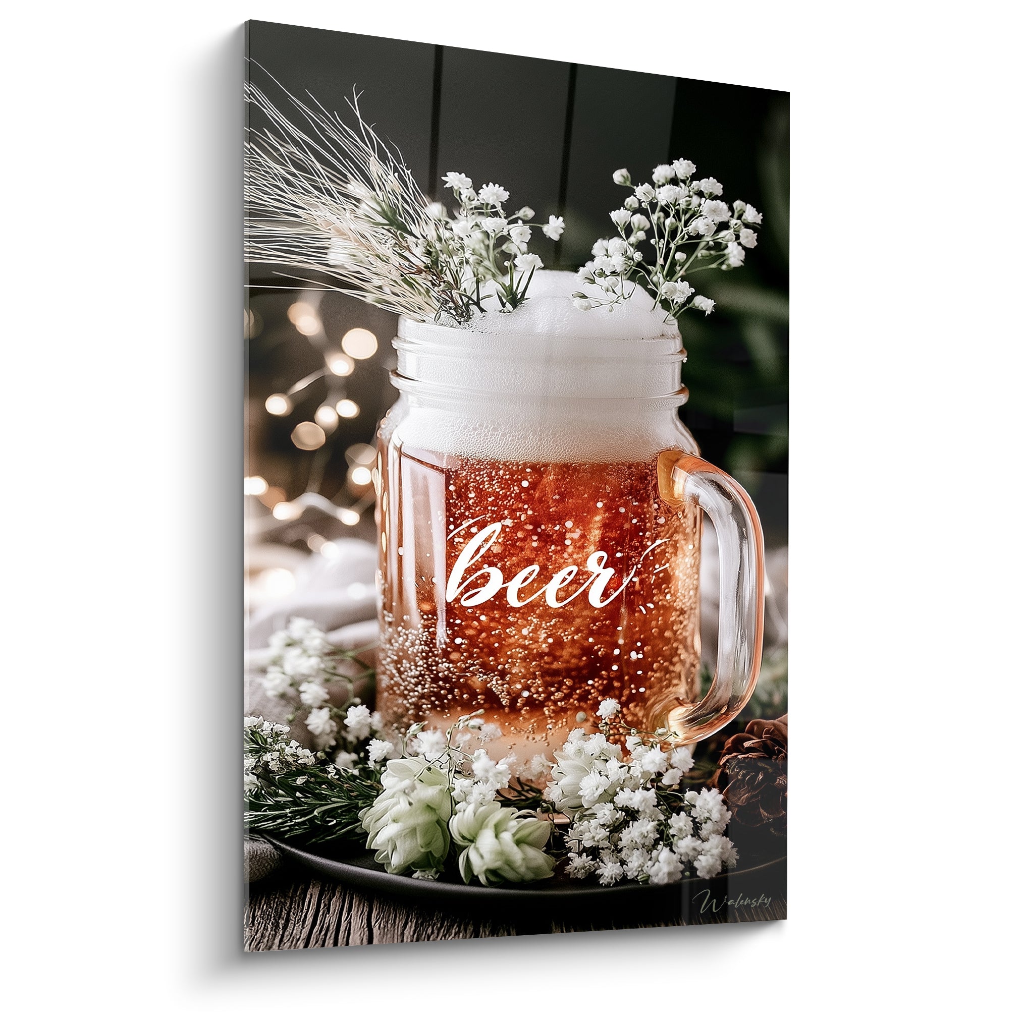 Chope de bière ambrée et mousse blanche, fleurs blanches et lumières dorées en arrière-plan