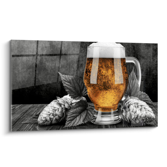 Chope de bière ambrée avec mousse blanche, cônes de houblon gris anthracite sur fond texturé