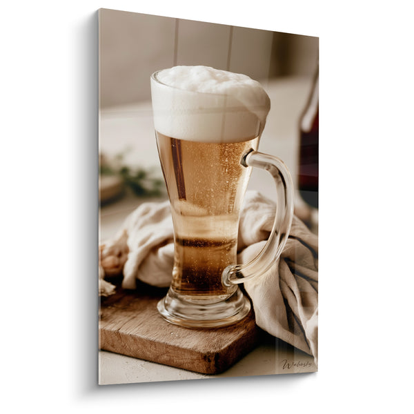 Cuadro de jarra de cerveza ámbar y beige con asa sobre tabla - Ropa arrugada y botella - Edición de Cerveza