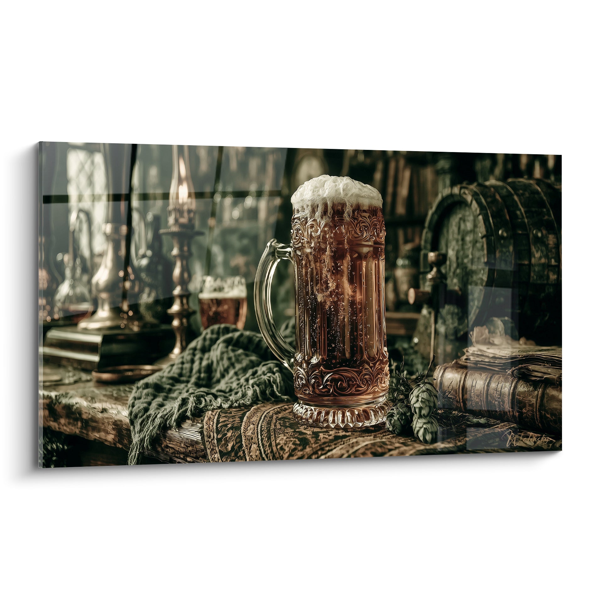 Chope de bière ambrée moussante posée sur une table rustique anthracite et brune