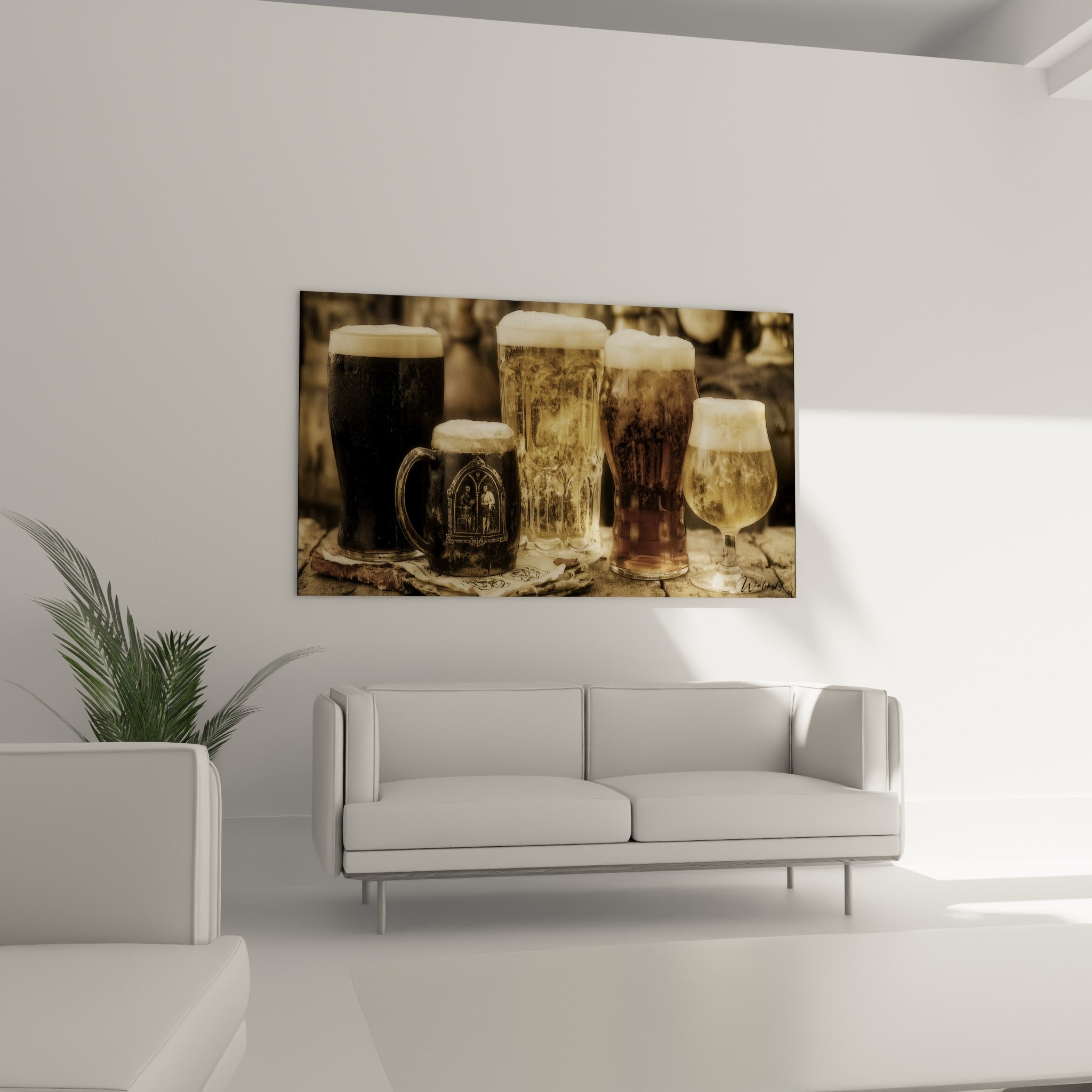 Chope de bière anthracite gravée et verres ambrés au-dessus d'un canapé dans un salon lumineux