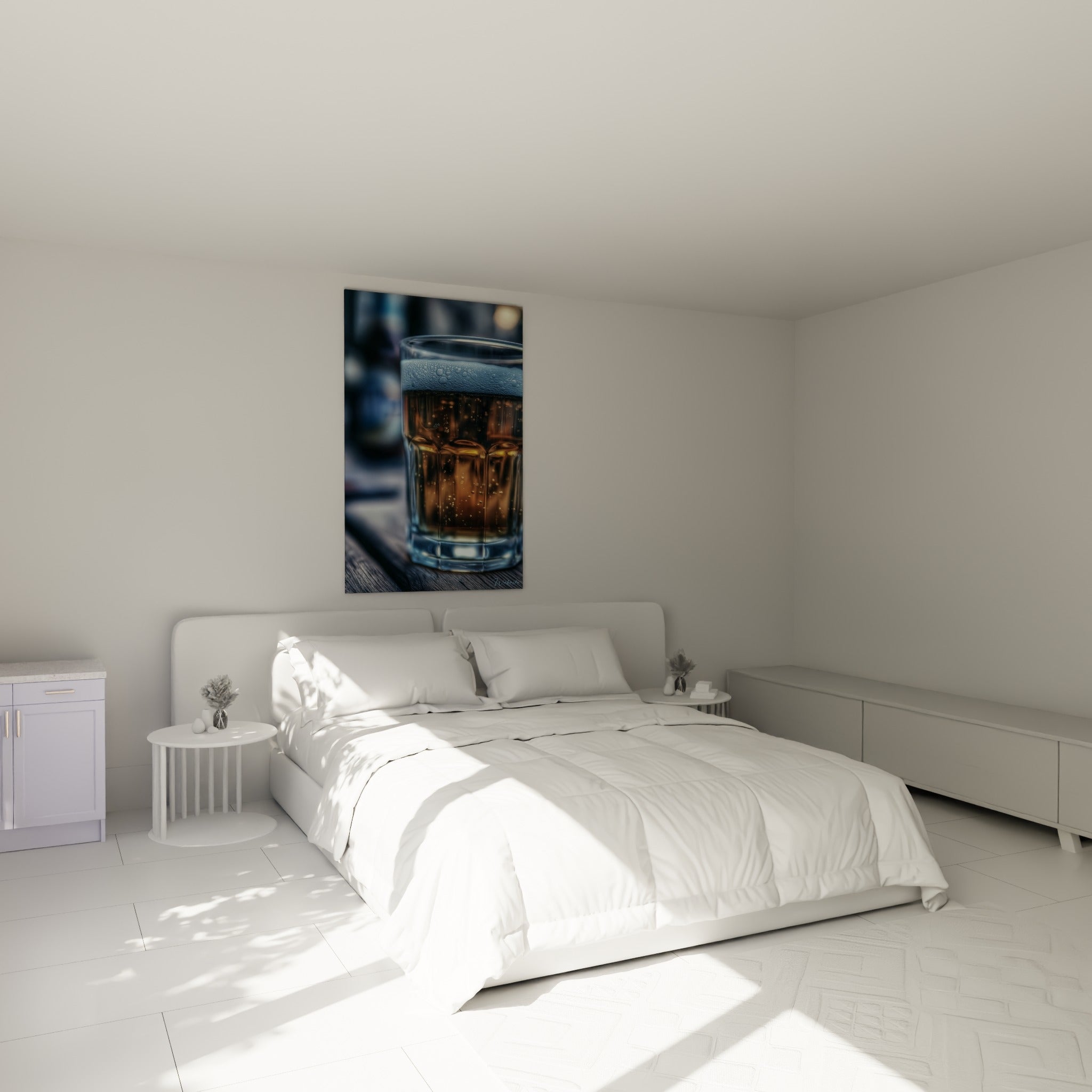 Bière ambrée moussante en gros plan, accrochée au-dessus d'un lit dans une chambre claire