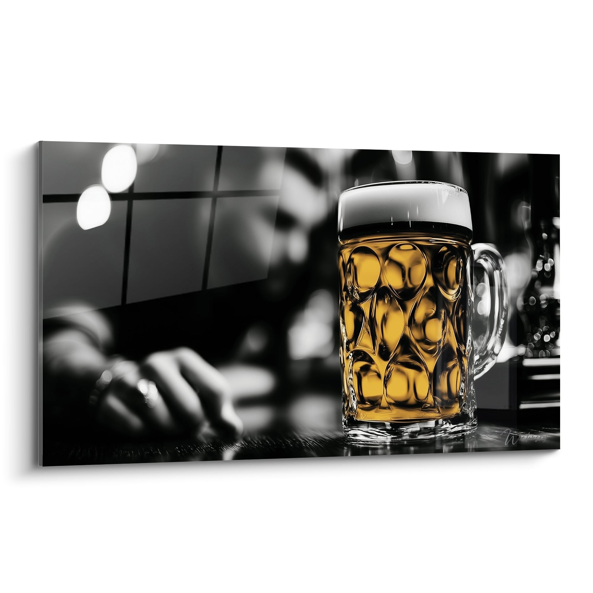 Chope de bière dorée à facettes, mousse blanche, fond noir et blanc contrasté