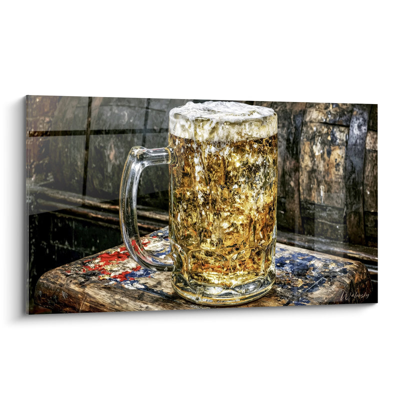 Tableau Chope dorée et blanche sur caisse peinte - Tonneaux en arrière-plan - Edition Bière
