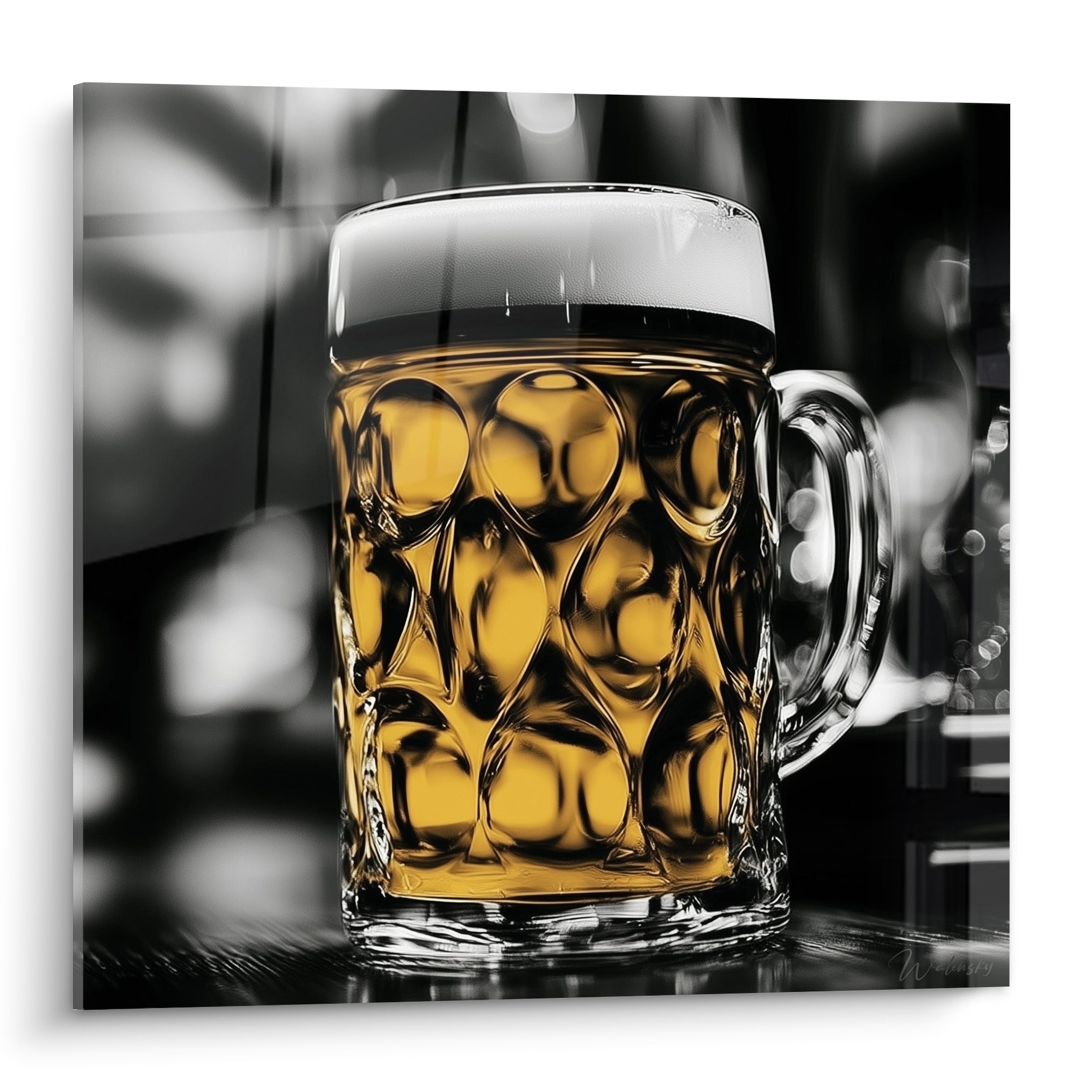 Chope de bière dorée à mousse blanche épaisse sur fond noir et blanc contrasté