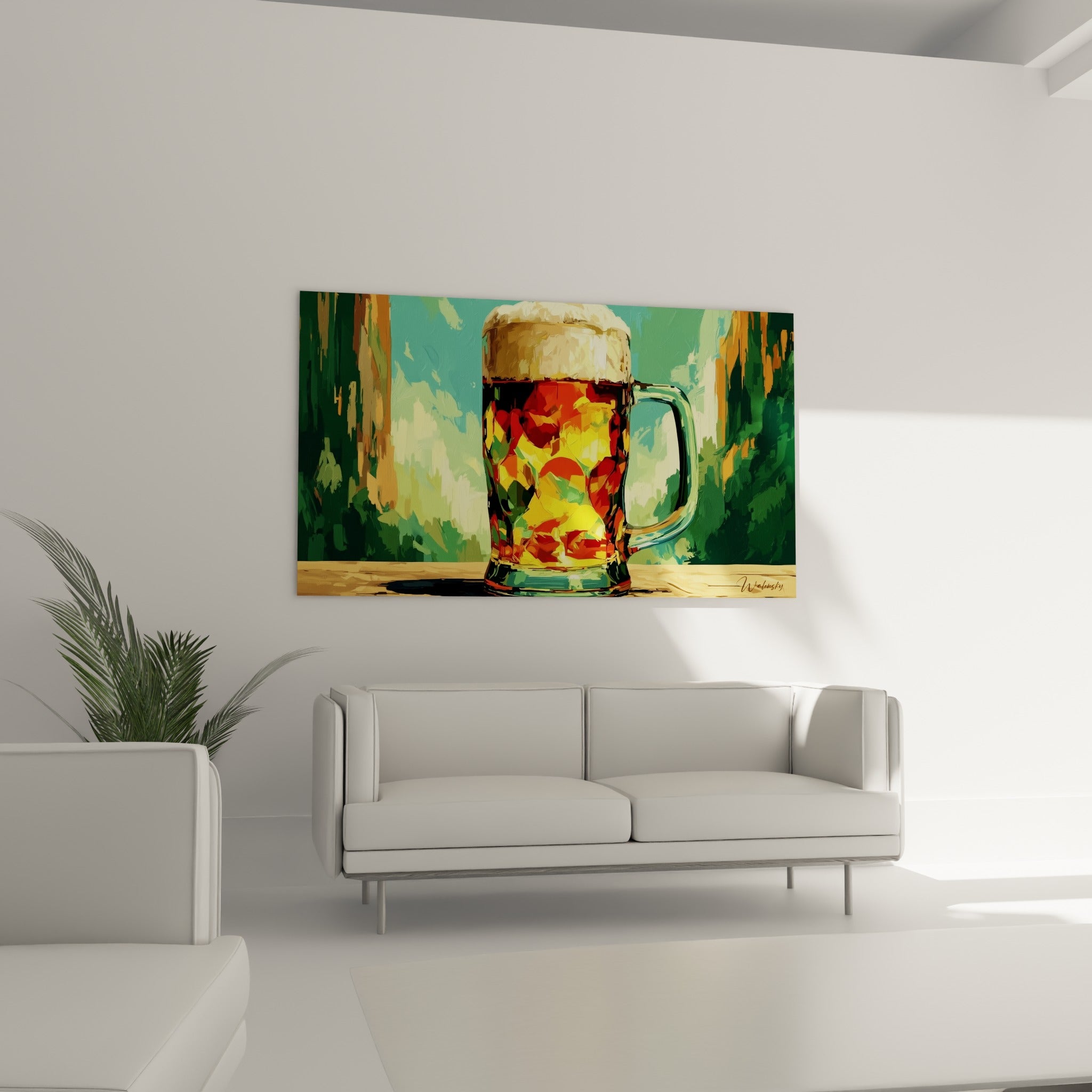 Grande chope ambrée à la mousse blanche, fond vert forêt, au-dessus d'un canapé dans un salon lumineux