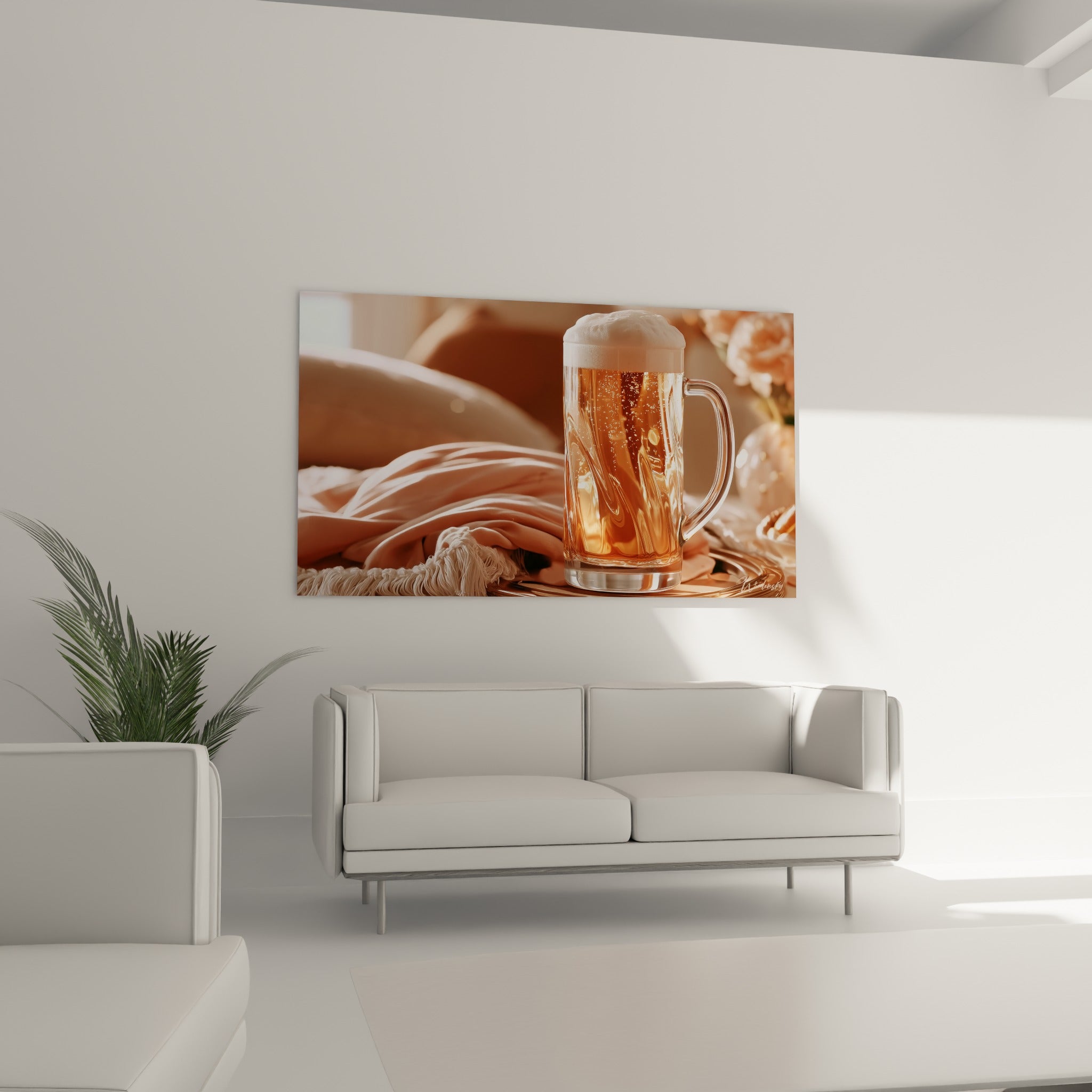 Verre de bière dorée à mousse épaisse au-dessus d'un canapé dans un salon lumineux