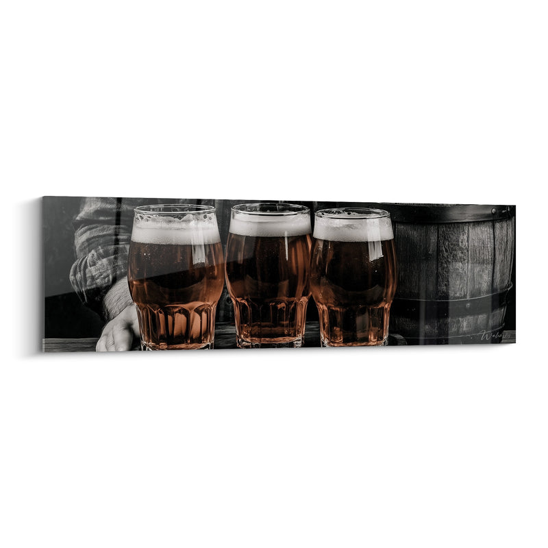 Tableau Trois verres ambrés et gris près d'un tonneau - Bras accoudé en noir et blanc - Edition Bière