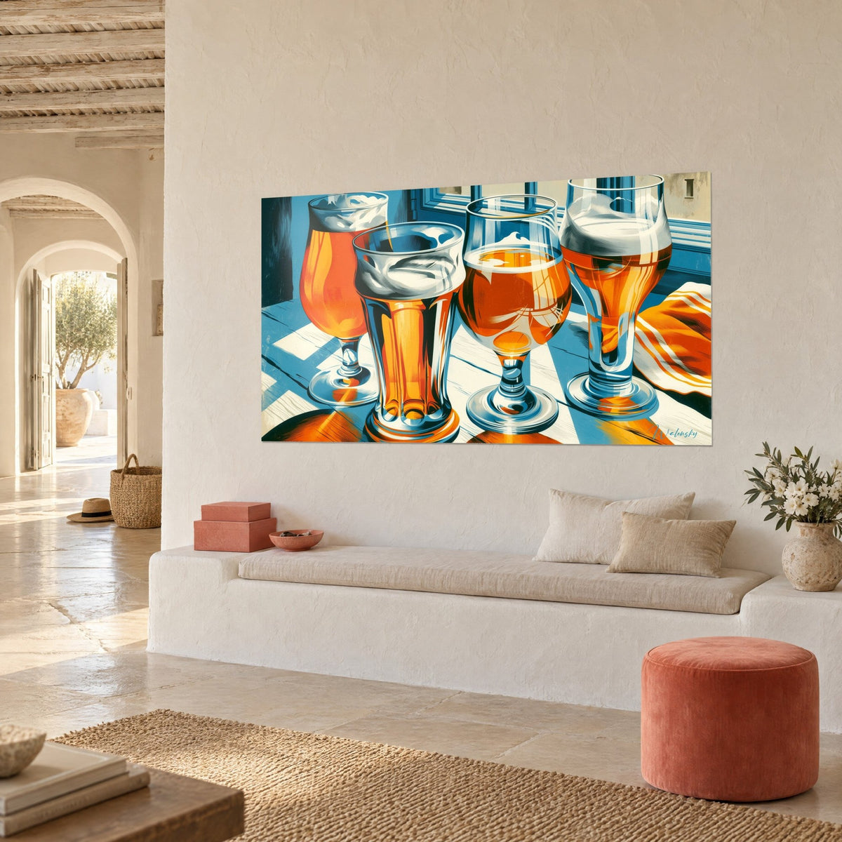 Tableau verres tulipes ambre et turquoise sur table ensoleillée, torchon rayé orange, en vue de trois-quarts dans un salon méditerranéen