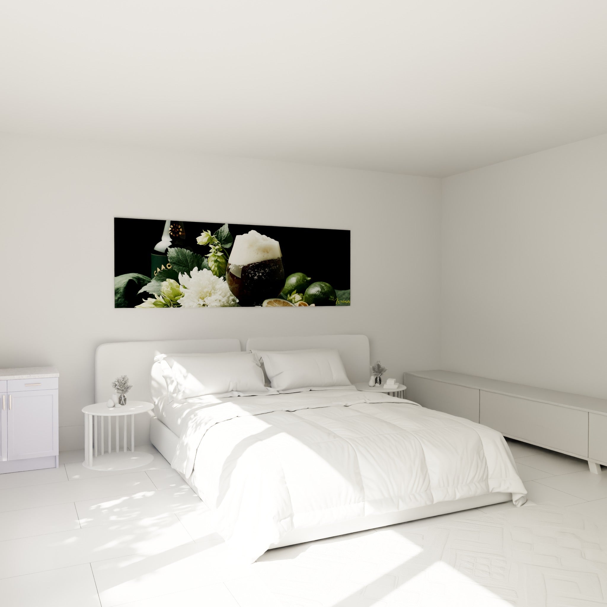 Chrysanthème blanc et bière ambrée composés en nature morte, au-dessus d'un lit dans une chambre claire