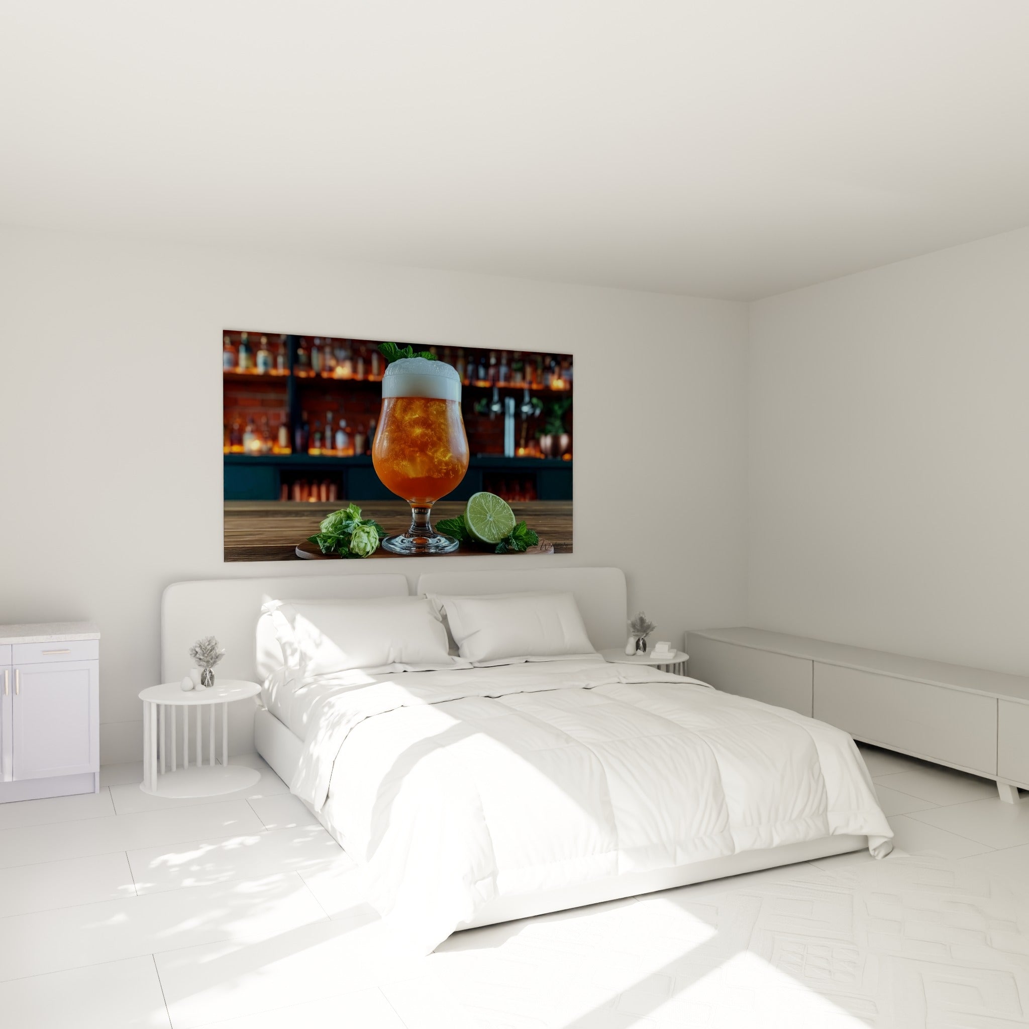 Bière dorée mousseuse et citron vert acidulé au-dessus d'un lit dans une chambre claire