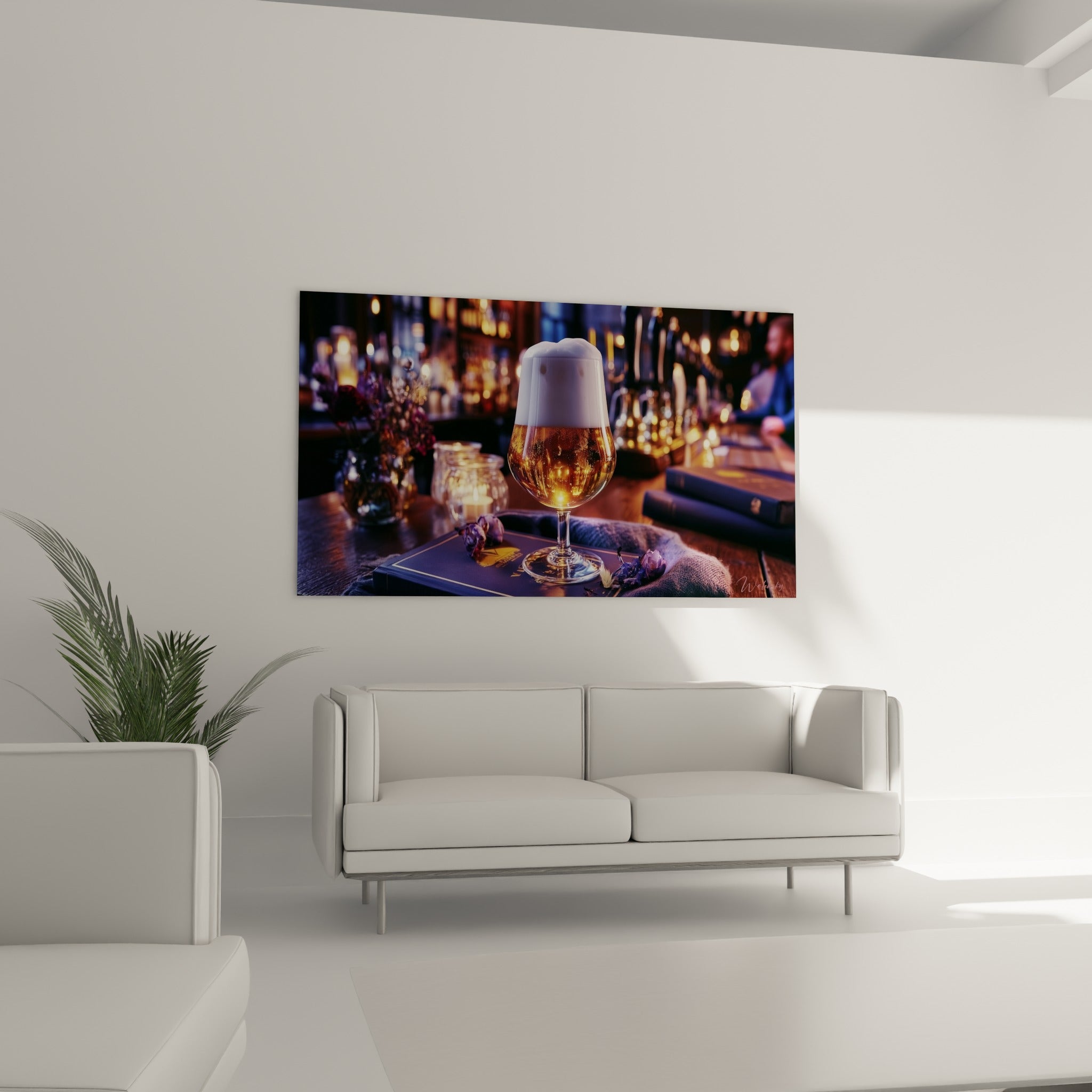 Bougies et verre ambré au-dessus d'un canapé dans un salon lumineux, reflets chauds