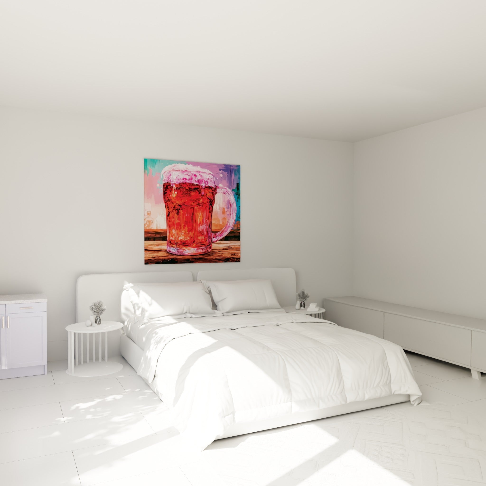 Bière rouge et rose vif dans une chope débordante de mousse, au-dessus d'un lit dans une chambre claire