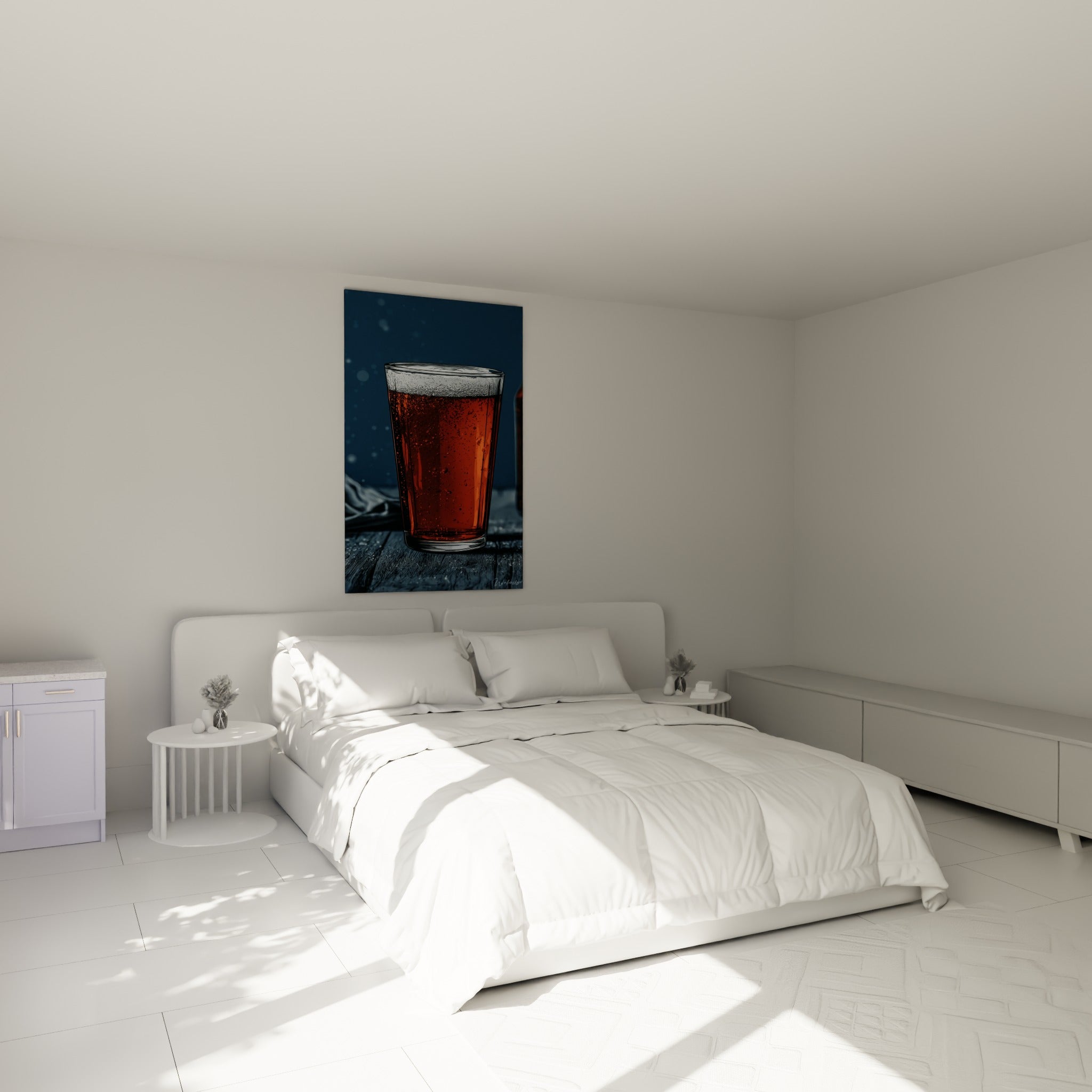 Bière ambrée et mousse blanche accrochées au-dessus d'un lit dans une chambre claire