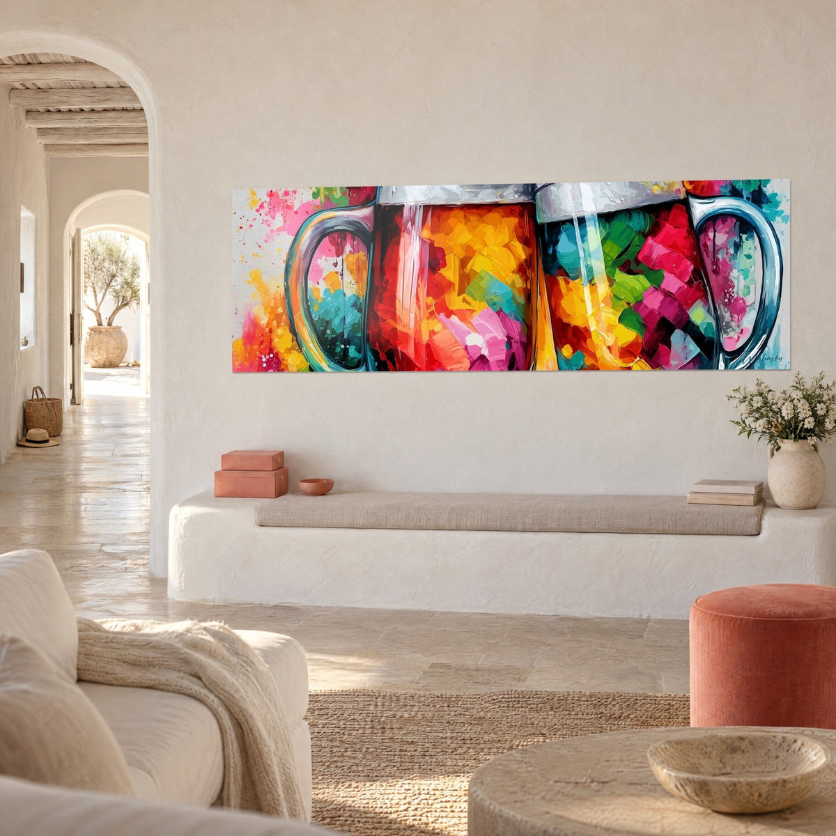 Tableau trois chopes mousseuses aux touches rouges, vertes et roses, vue de trois-quarts au-dessus d'une banquette blanche arrondie