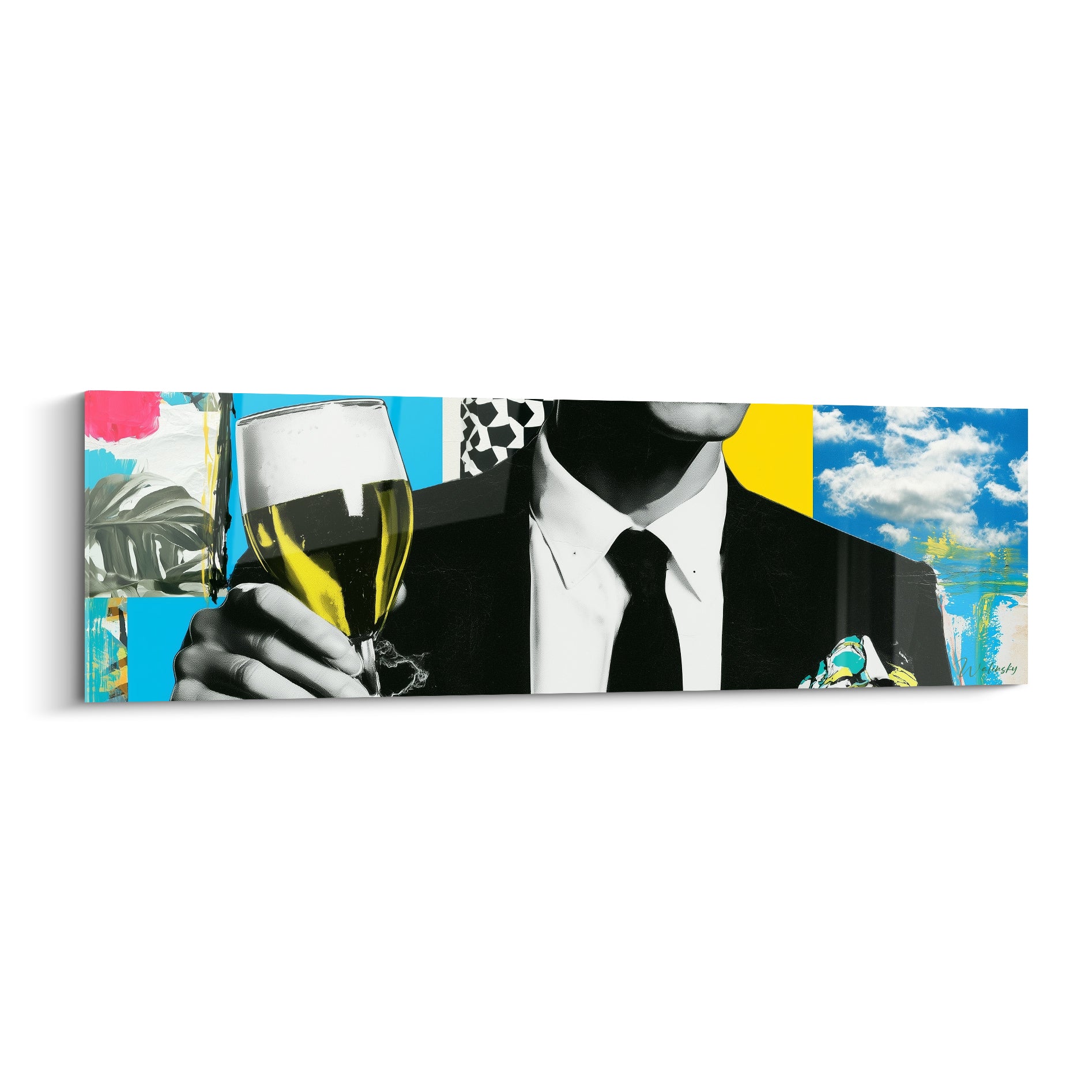 Homme en costume noir levant un verre de bière doré sur fond bleu turquoise et jaune vif