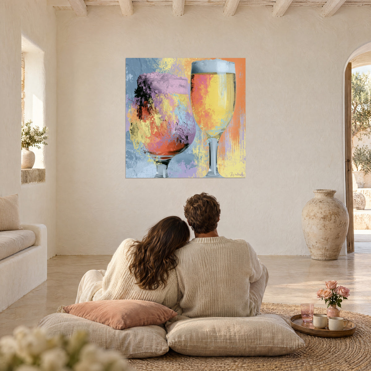 Cuadro dos vasos de cerveza en pintura texturizada, amarillo sol, naranja y azul polvoriento, pareja abrazada de espaldas sobre cojines rosa pálido