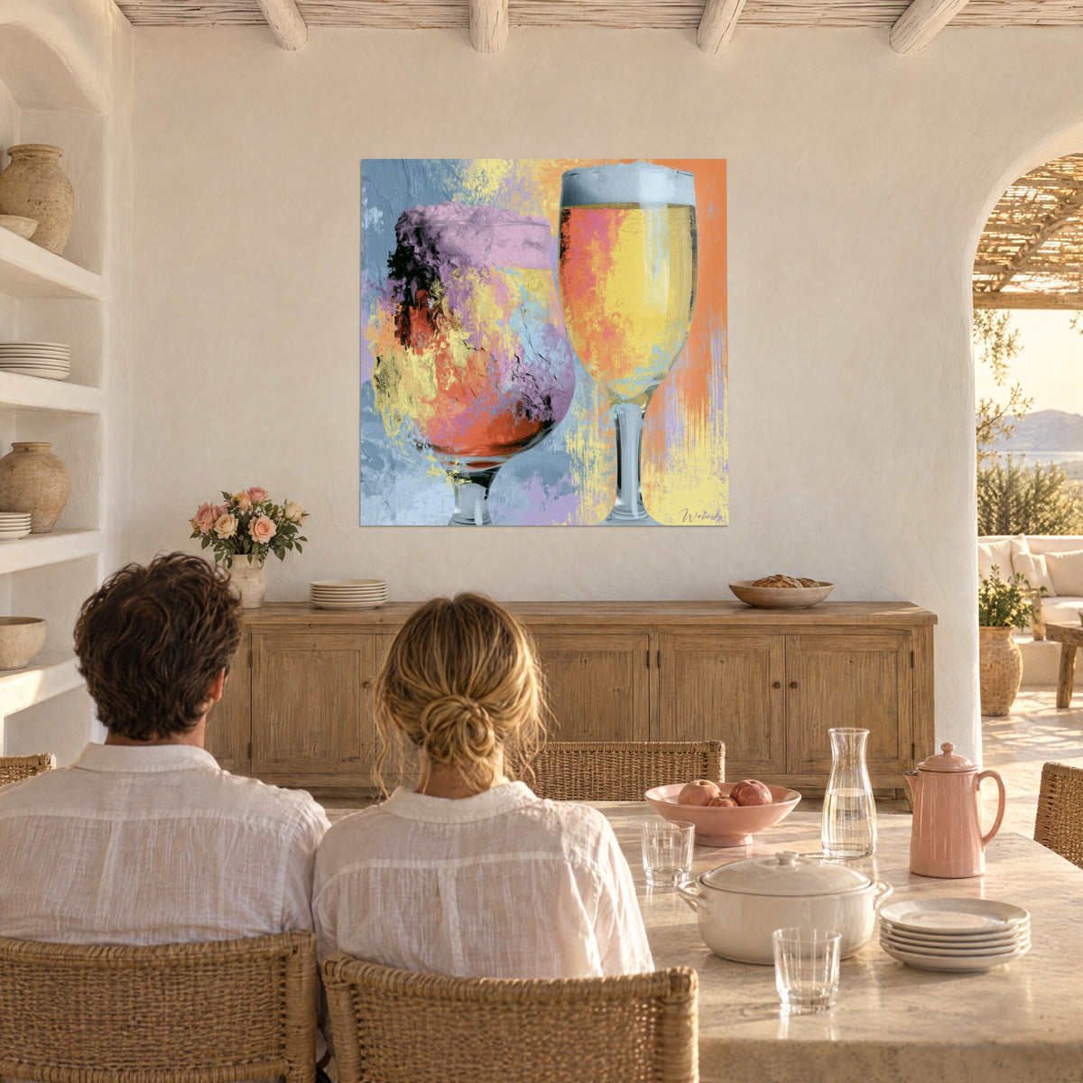 Cuadro cerveza rubia burbujeante en dos vasos, toques rojo ladrillo, amarillo y lila, sobre pared blanca abovedada, pareja de espaldas sentada a la mesa