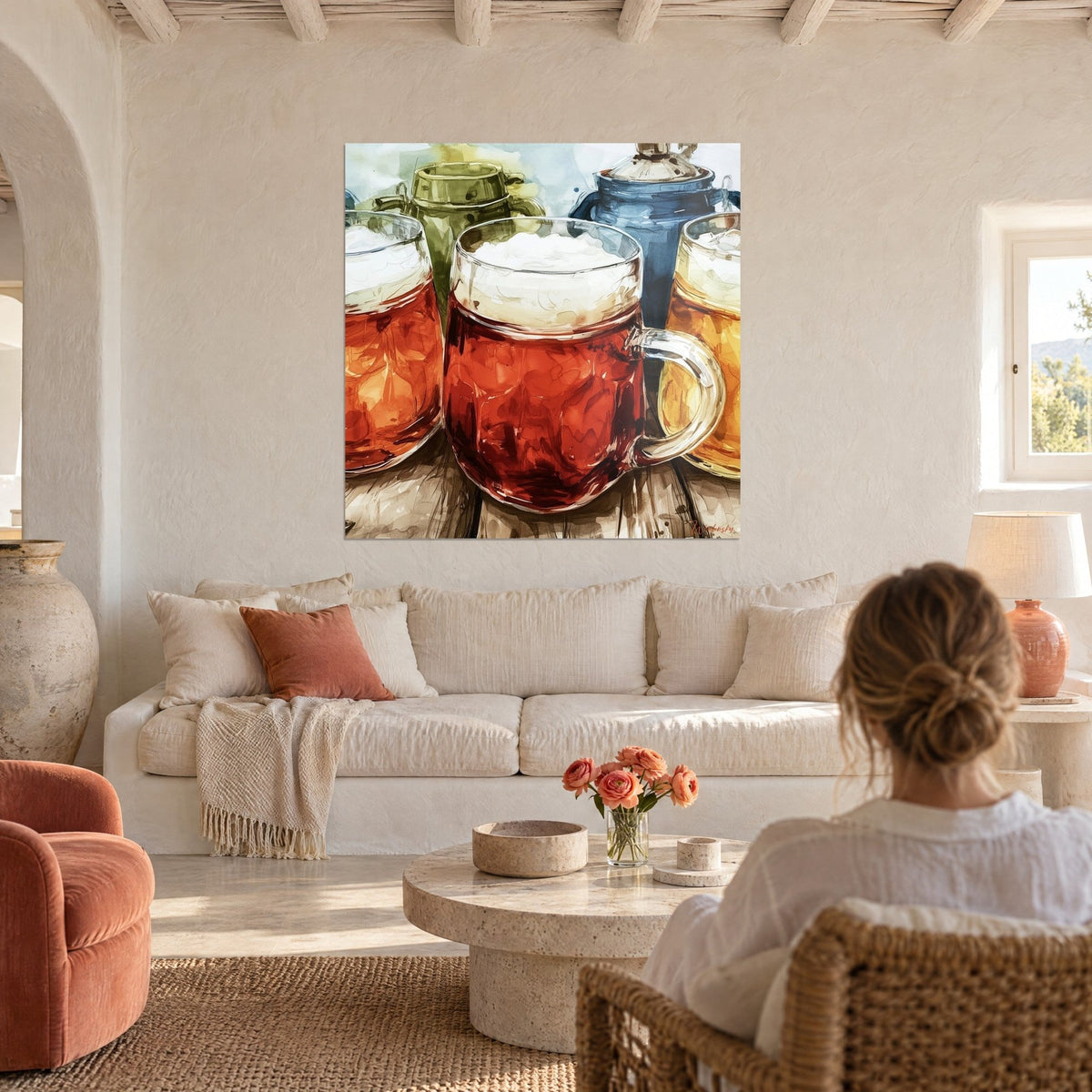 Quadro di boccale di birra rosso e ambrato, schiuma cremosa su tavolo di legno, brocche blu e verdi, coppia di spalle sopra un divano in un soggiorno luminoso