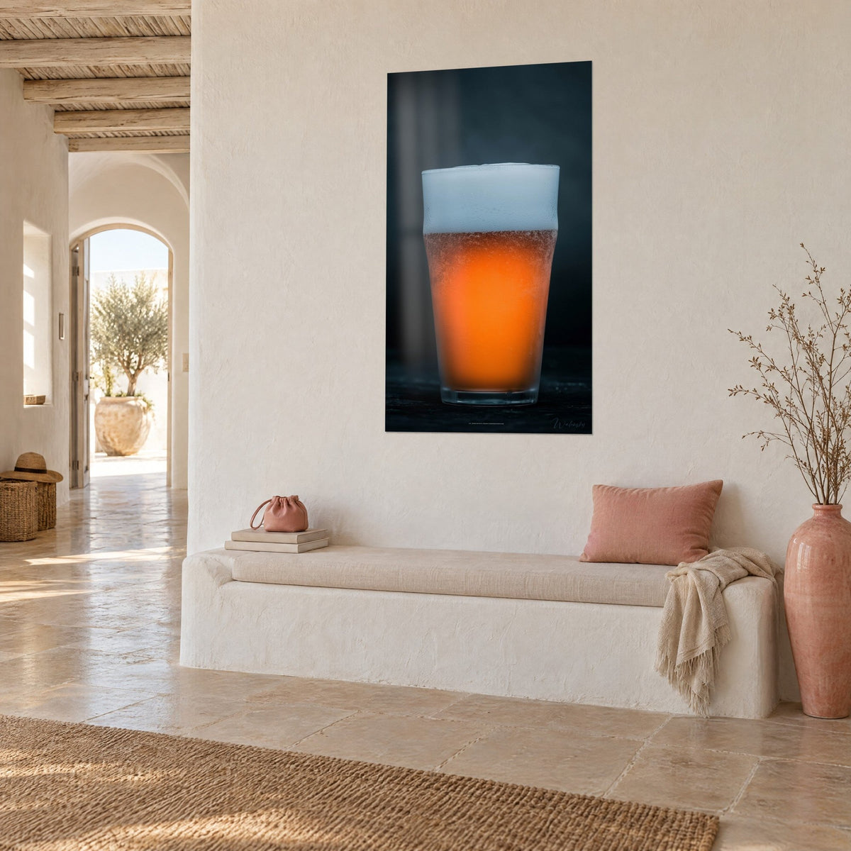 Tableau chope givrée remplie d'un liquide cuivré, mousse bleutée et fond gris sombre, accroché dans une maison méditerranéenne