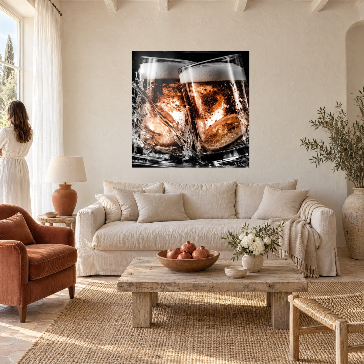 Quadro due boccali di birra che brindano, schiuma bianca e riflessi ambrati, toni ramati, sopra un divano in un soggiorno luminoso