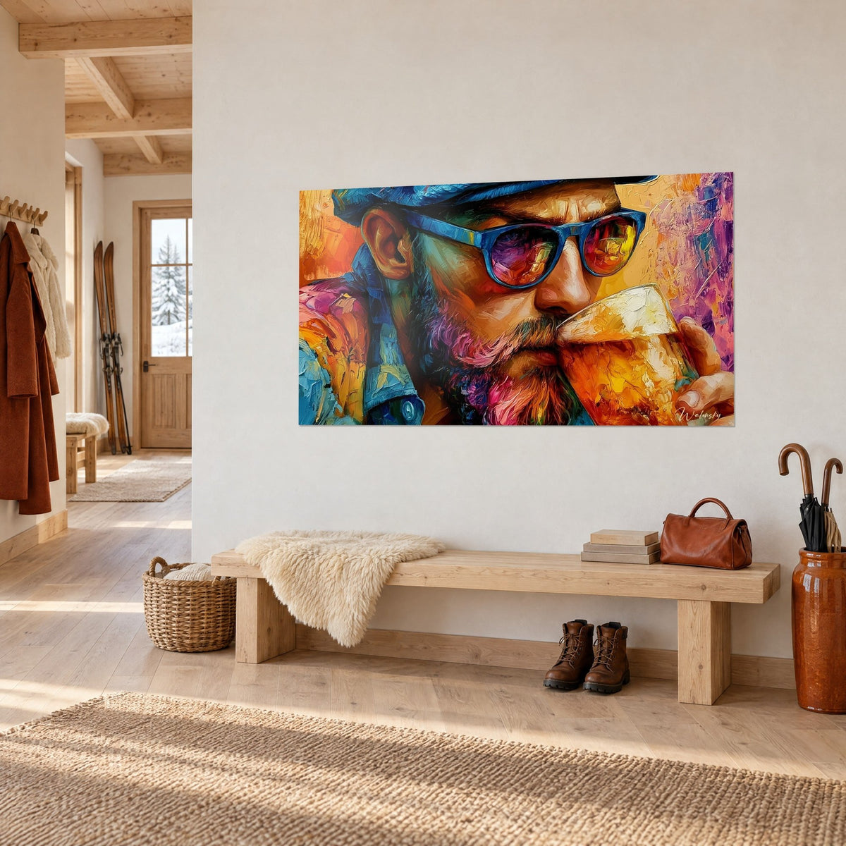 Gemälde Mann mit blauer Mütze beim Schlürfen seines Bieres, fuchsiafarbener und orangefarbener Bart, honiggelber Hintergrund, an einer weißen Flurwand eines Chalets