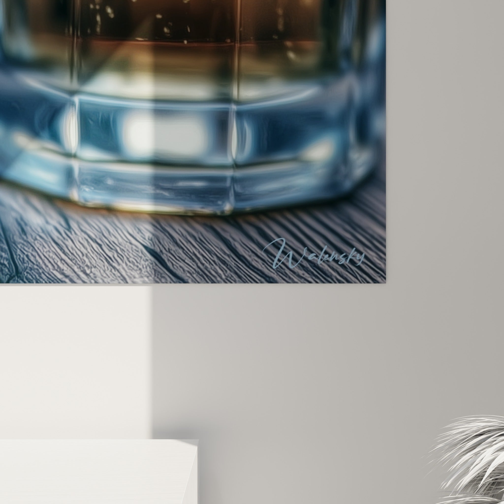 Détail rapproché montrant le grain du verre, les bulles ambrées et la mousse bleu-gris texturée