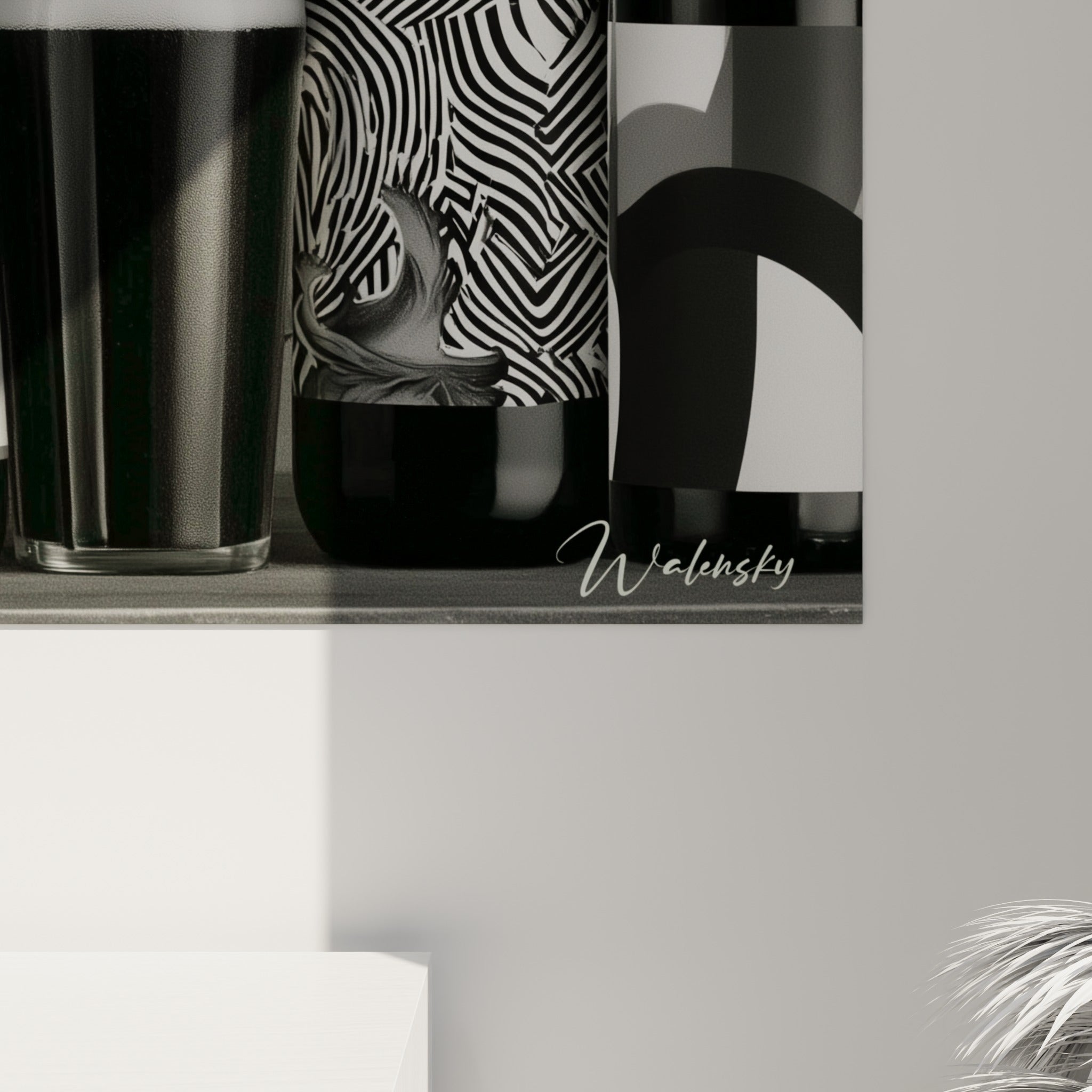 Détail des étiquettes zébrées et du verre transparent laissant voir la mousse blanche et le liquide noir
