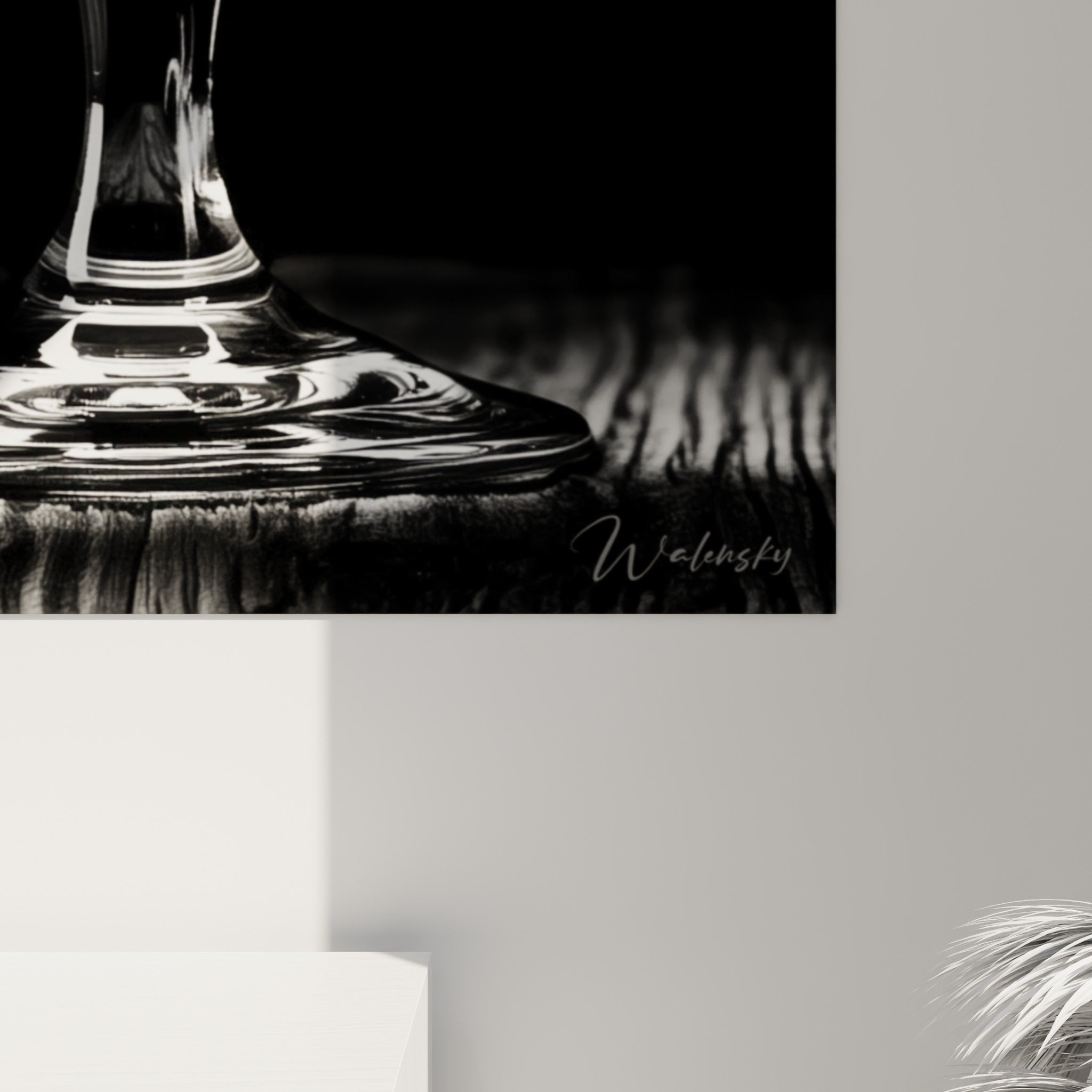 Détail du grain photographique et des coulures blanches sur le verre de bière anthracite et grenat
