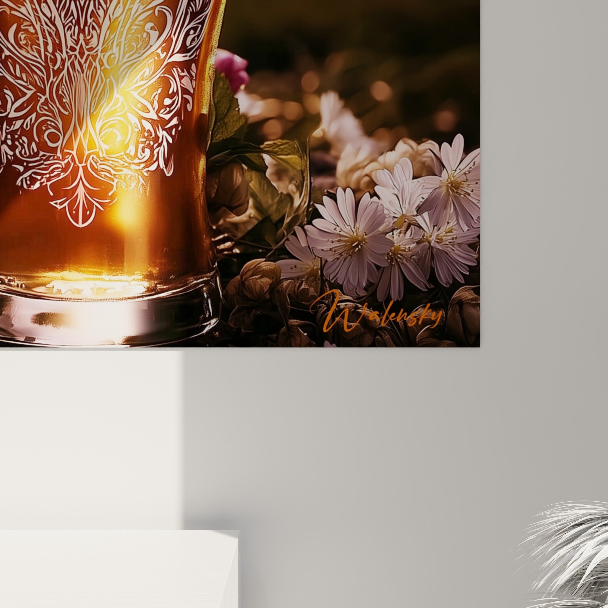 Détail du motif blanc gravé sur le verre de bière ambrée, contraste doré et crémeux du liquide