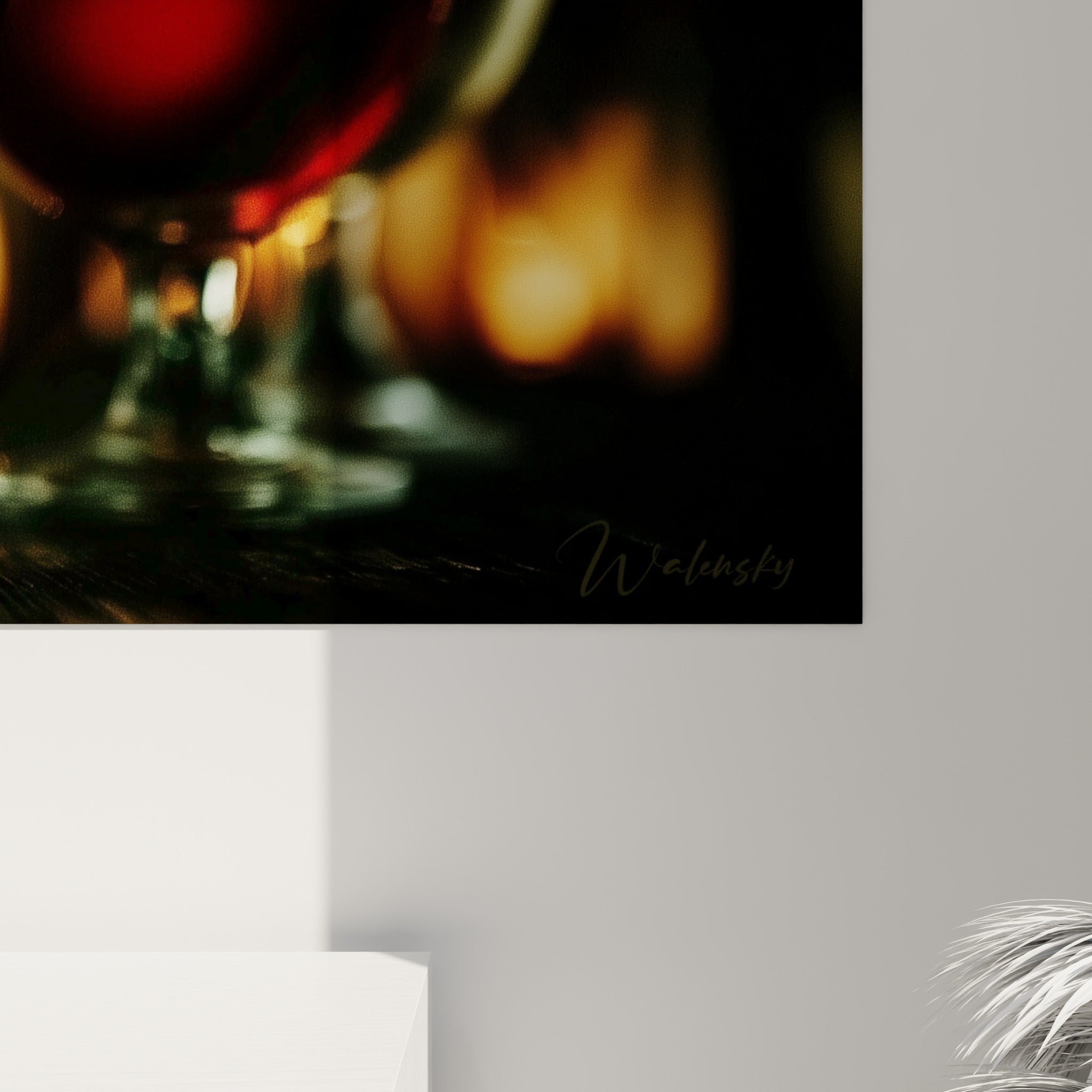 Détail de la mousse blanche et du liquide rubis sur le verre gravé, grain photographique et bokeh doré