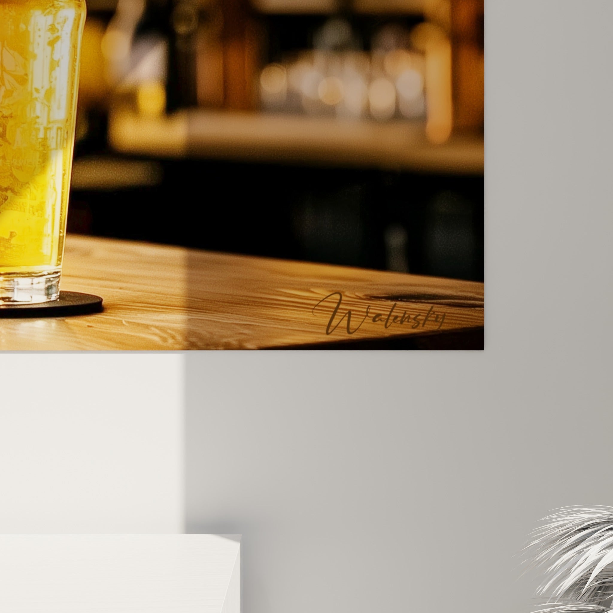 Détail rapproché du verre de bière doré, bulles fines et mousse blanche crémeuse sur bois texturé