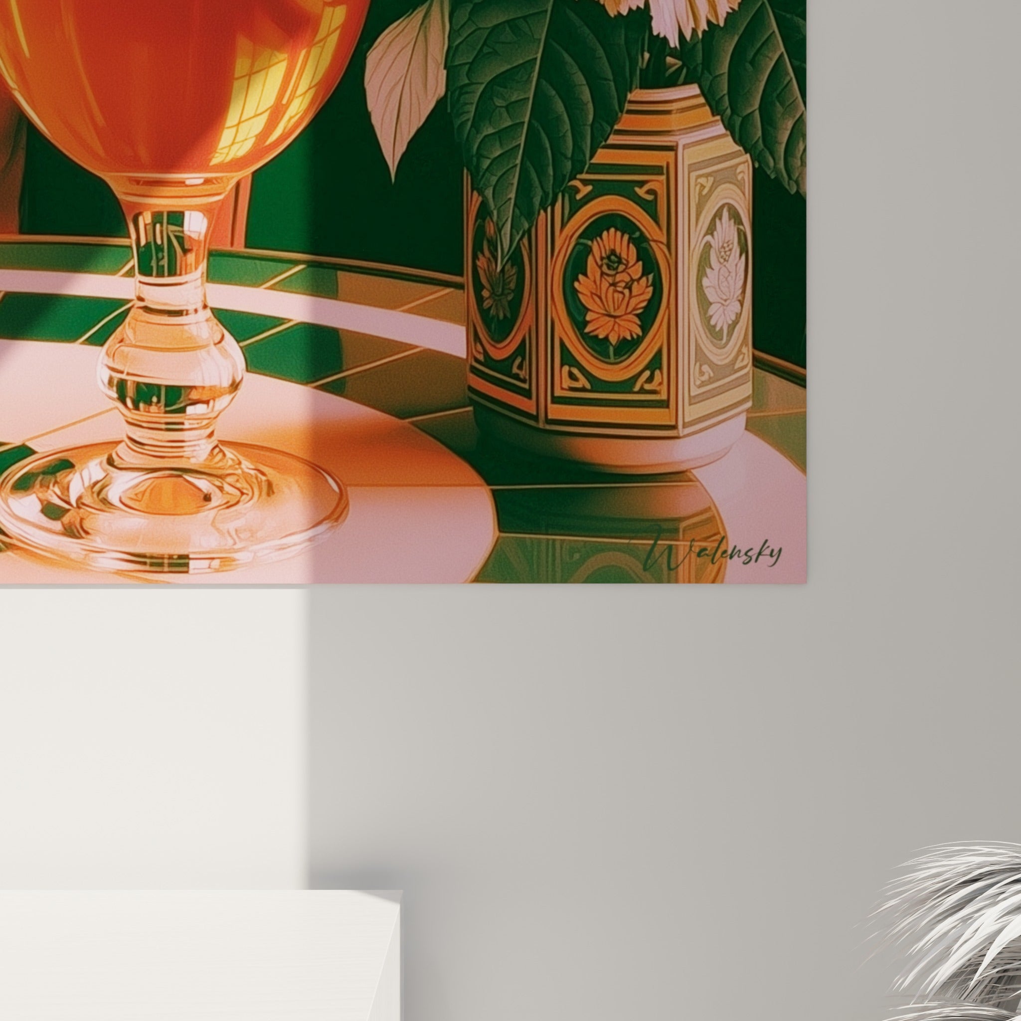 Détail du verre de bière ambrée où la mousse blanche et les reflets dorés se touchent en gros plan