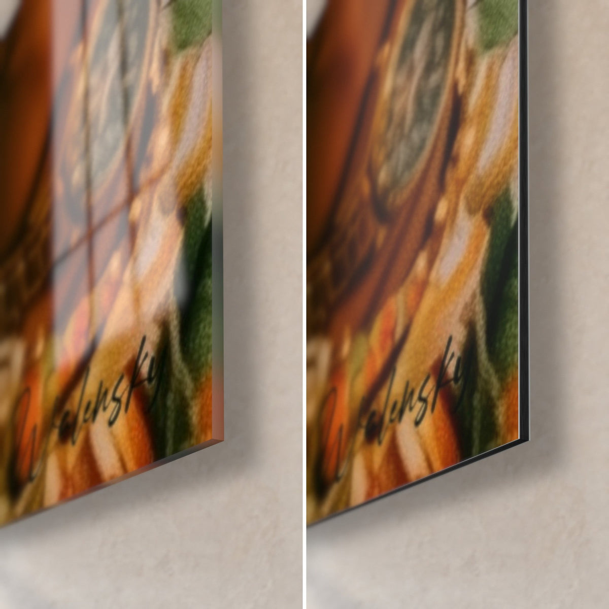 Quadro di una donna sorridente con camicia tropicale verde e arancione, angolo in basso a destra: vetro acrilico lucido a sinistra, alluminio Dibond opaco a destra
