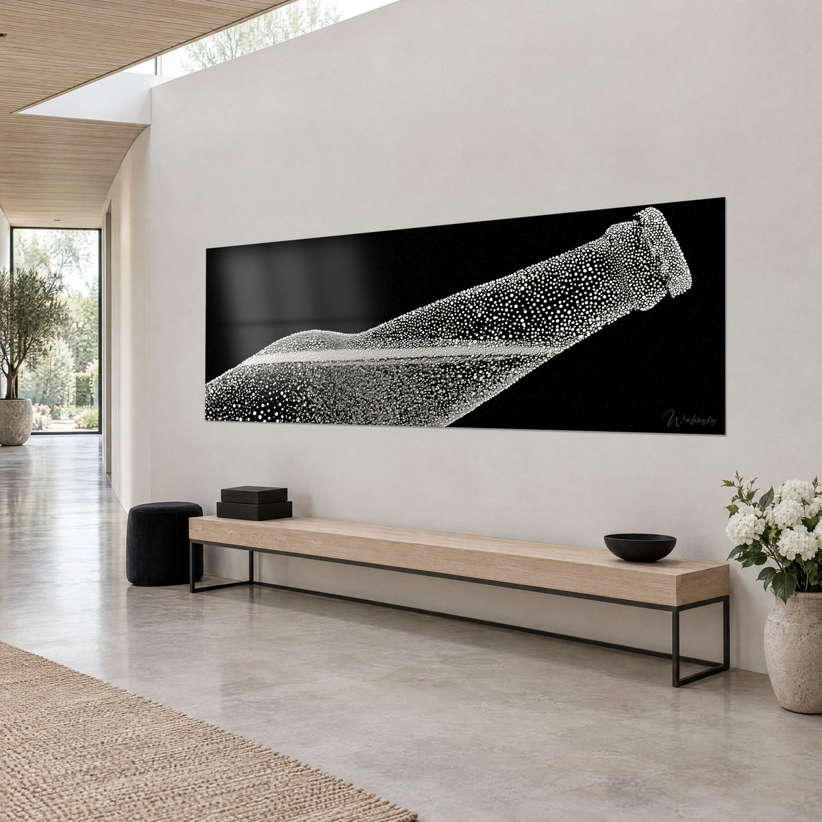 Tableau flacon givré penché en diagonale, gouttelettes ivoire et noir profond, mur crème et banc en bois clair