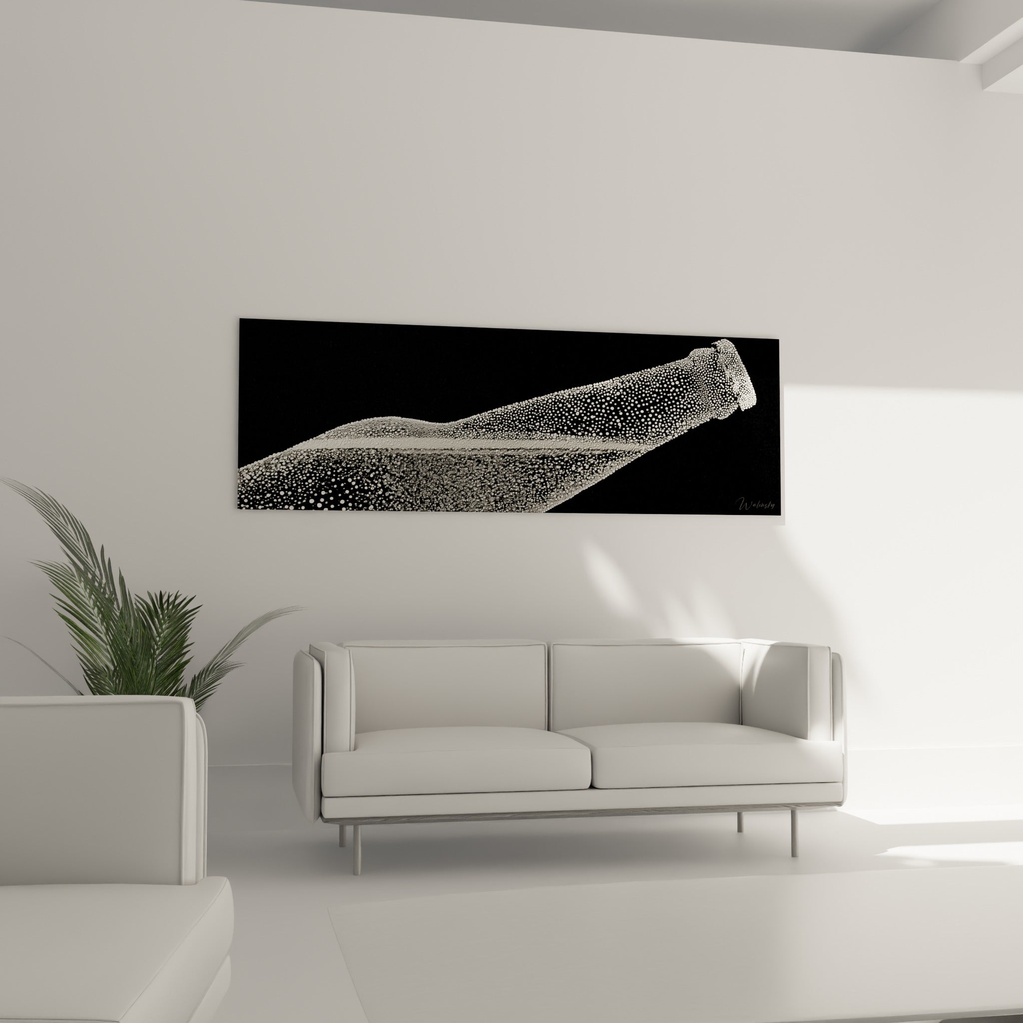 Silhouette diagonale d'une bouteille givrée en noir et blanc, au-dessus d'un canapé dans un salon lumineux