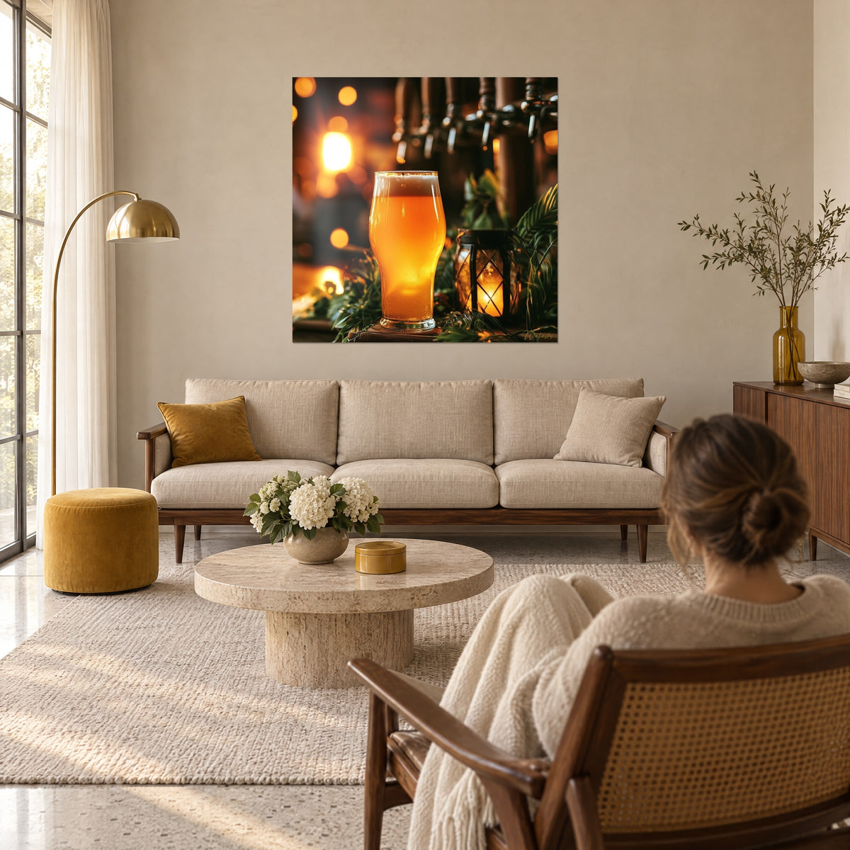 Cuadro jarra de cerveza rubia espumosa, ámbar y cobre, farol y follaje, encima de un sofá en un salón luminoso