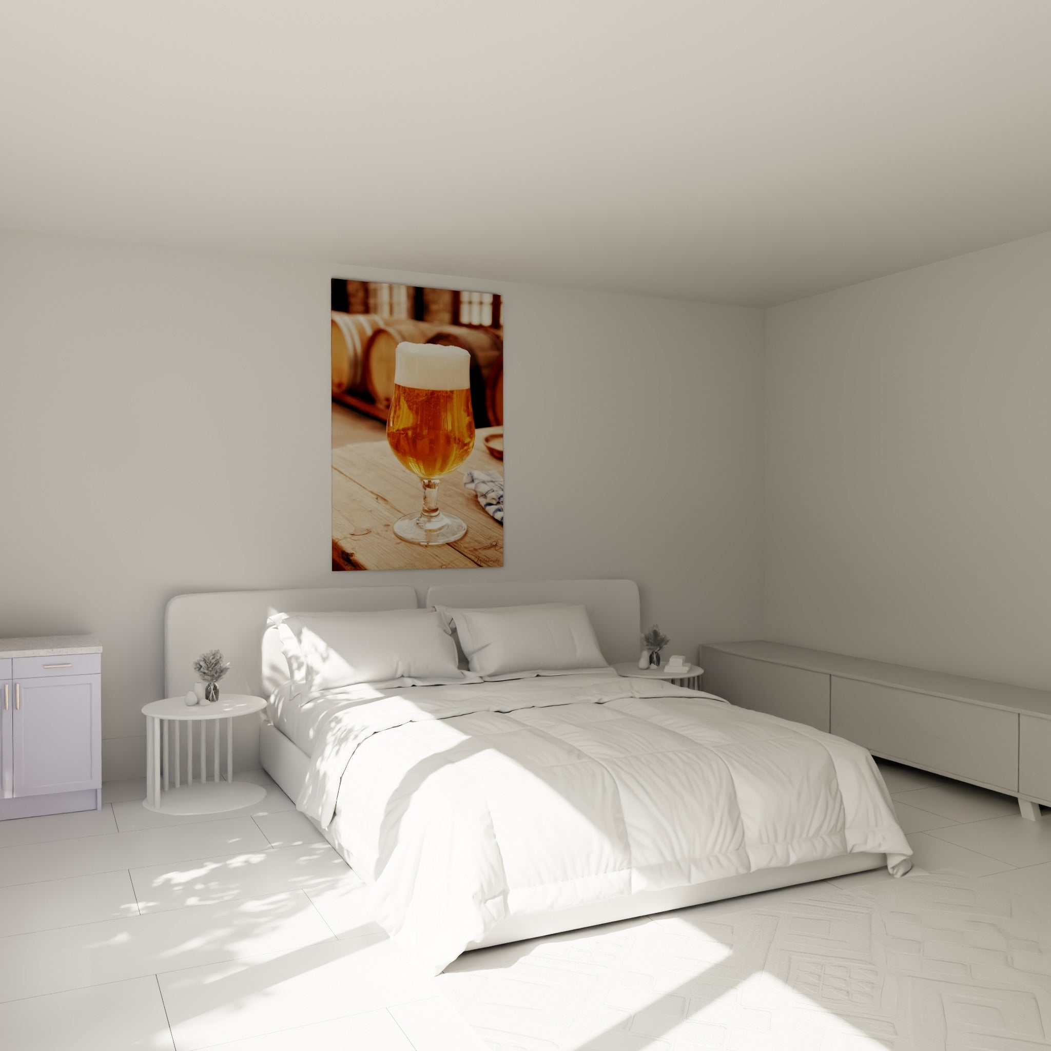 Bière dorée moussante dans un verre à pied, tableau accroché au-dessus d'un lit dans une chambre claire