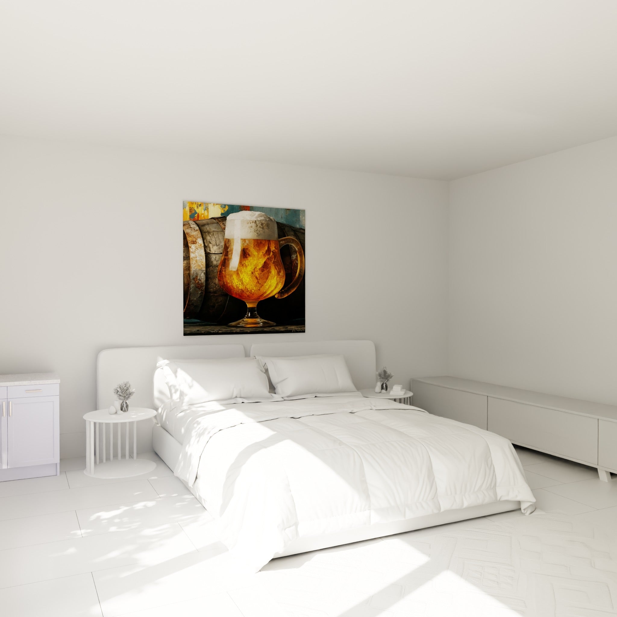 Verre de bière dorée à mousse blanche épaisse, au-dessus d'un lit dans une chambre claire